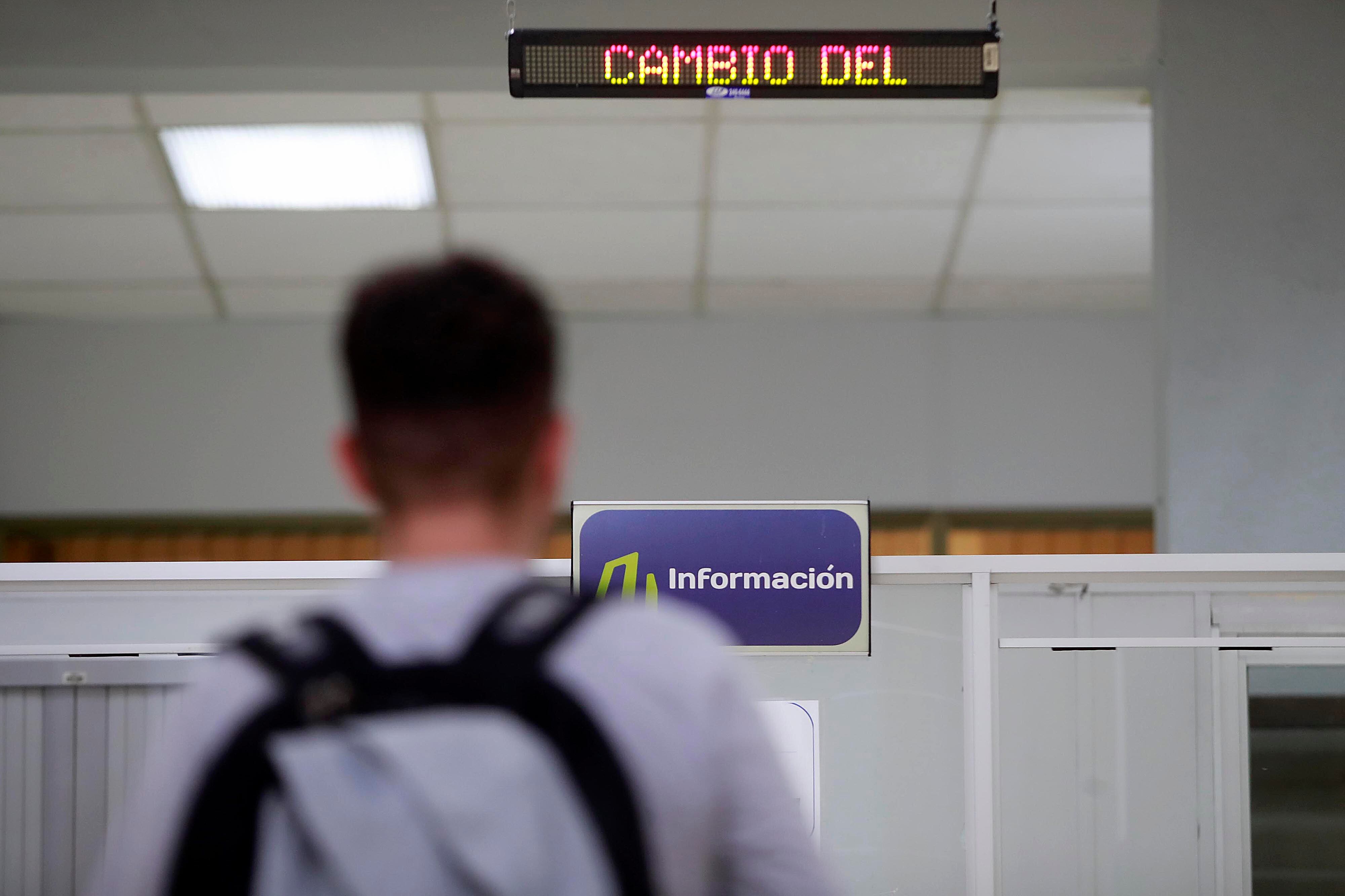 14/04/2024 San José. Pizarra electrónica con información relacionada con el tipo de cambio (compra y venta) del dolar, en el Banco Nacional. Foto: Rafael Pacheco Granados