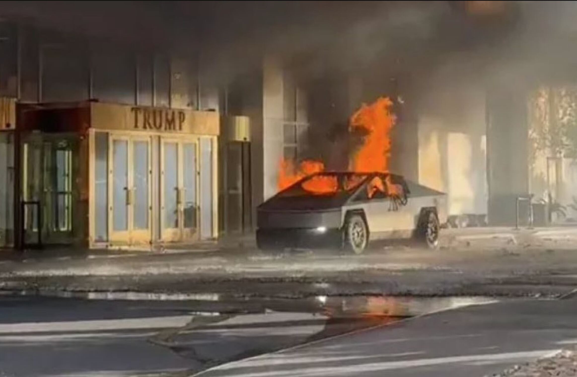 Imagen del Cybertruck construido por Tesla justo luego de la explosión este miércoles en Las Vegas. Fotografía: Cortesía Policía Metropolitana de Las Vegas.