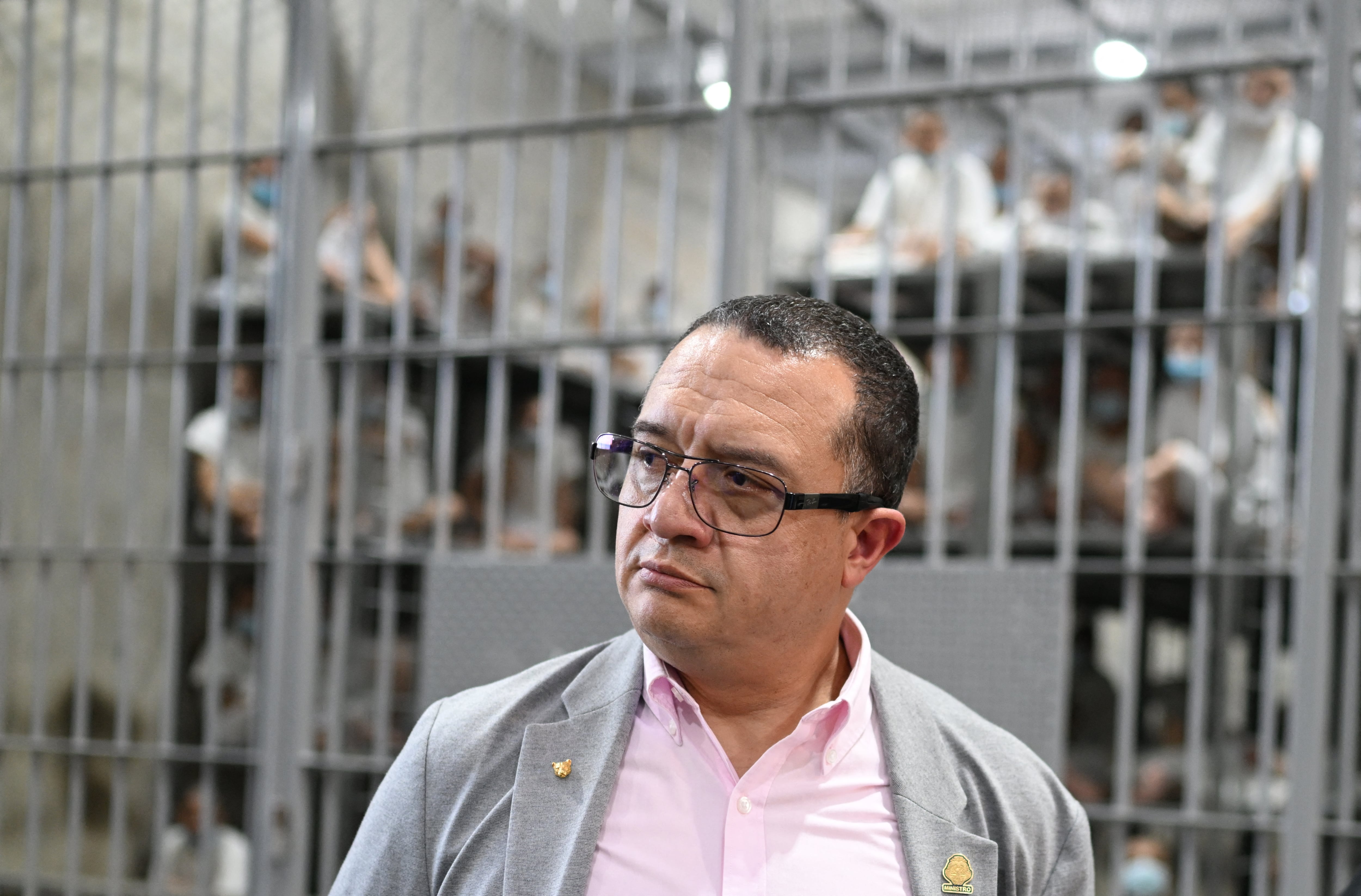 El ministro de Seguridad de Costa Rica, Gérald Campos, recorrió el Centro de Confinamiento del Terrorismo (CECOT) durante una visita organizada por la Presidencia de El Salvador en Tecoluca, El Salvador, este 4 de abril. Fotografía: