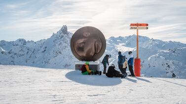Jiménez Deredia llevó en helicóptero una escultura a los Alpes franceses