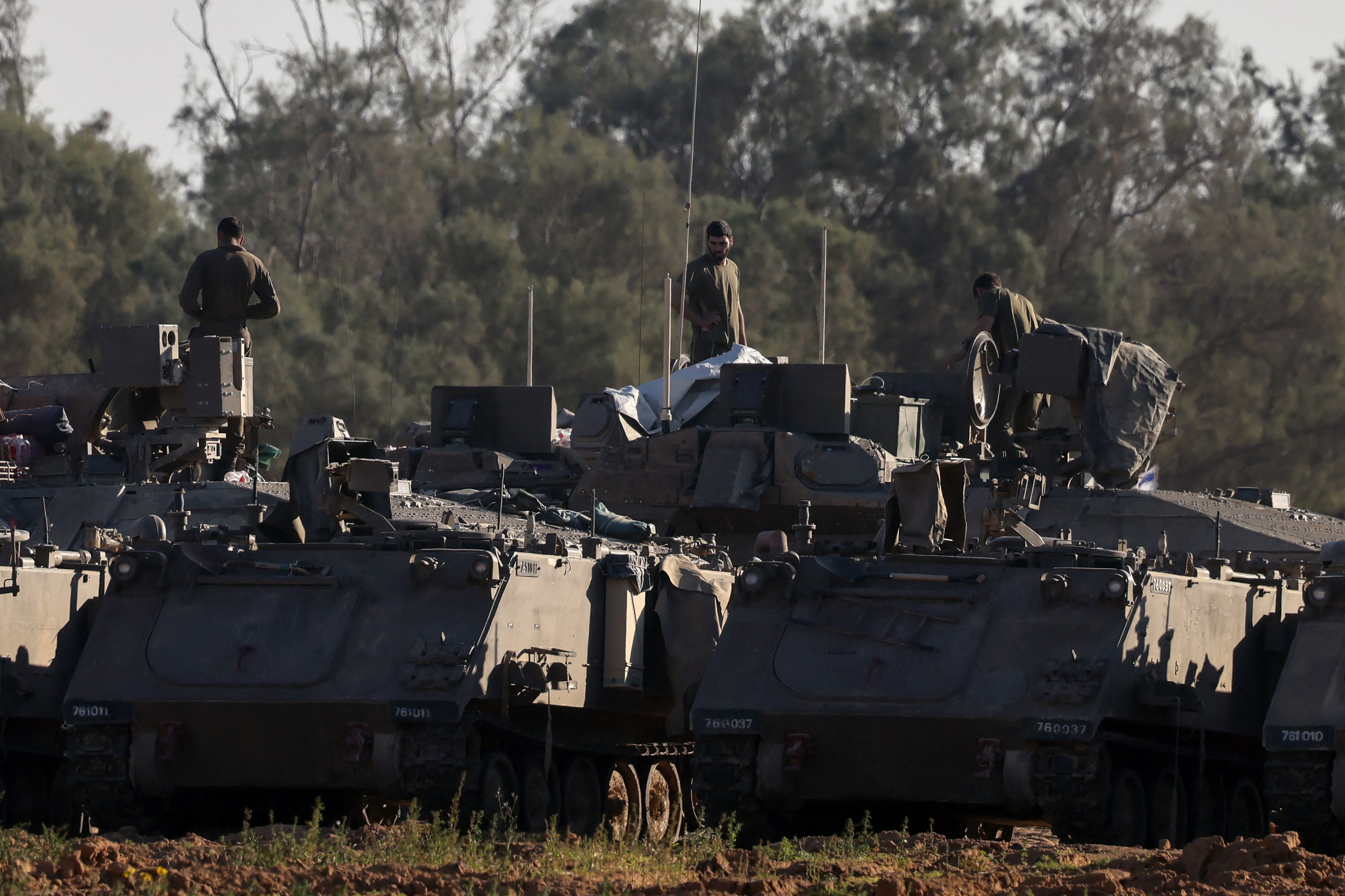 Las tropas israelíes se despliegan en una posición cercana a la frontera de Israel con la Franja de Gaza, este 5 de mayo. Fotografía: