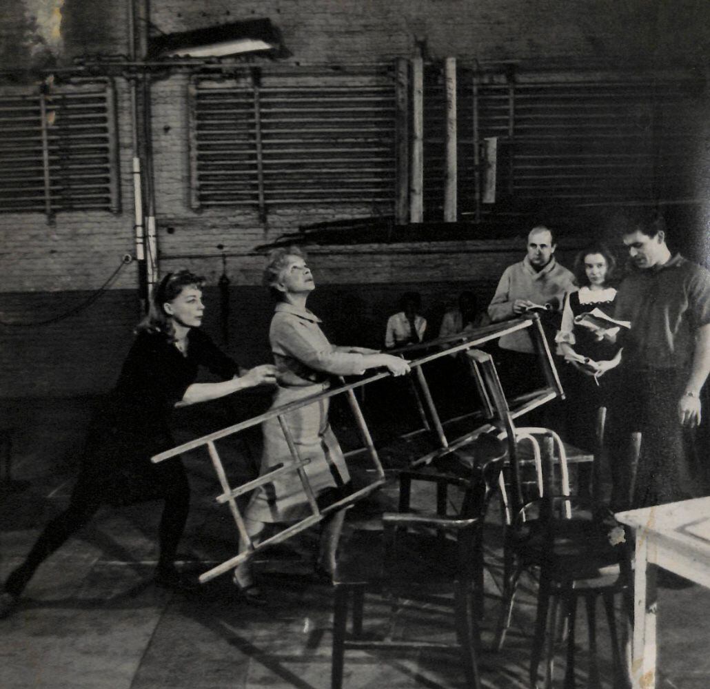 TN-AH-021-385- Helen Heyes y June Havoc, revisando algún detalle.