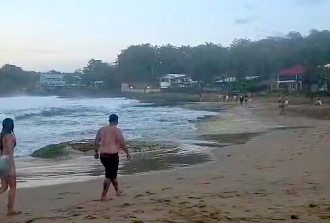 Fuerte oleaje con olas de hasta tres metros se registraba en Playa Bonita durante el operativo de búsqueda de un hombre desaparecido en el mar.