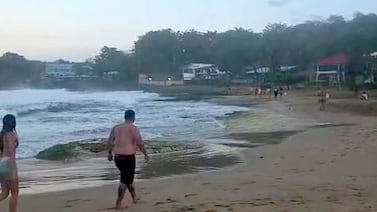 Hombre desaparece en el mar tras accidente acuático en Playa Bonita de Limón