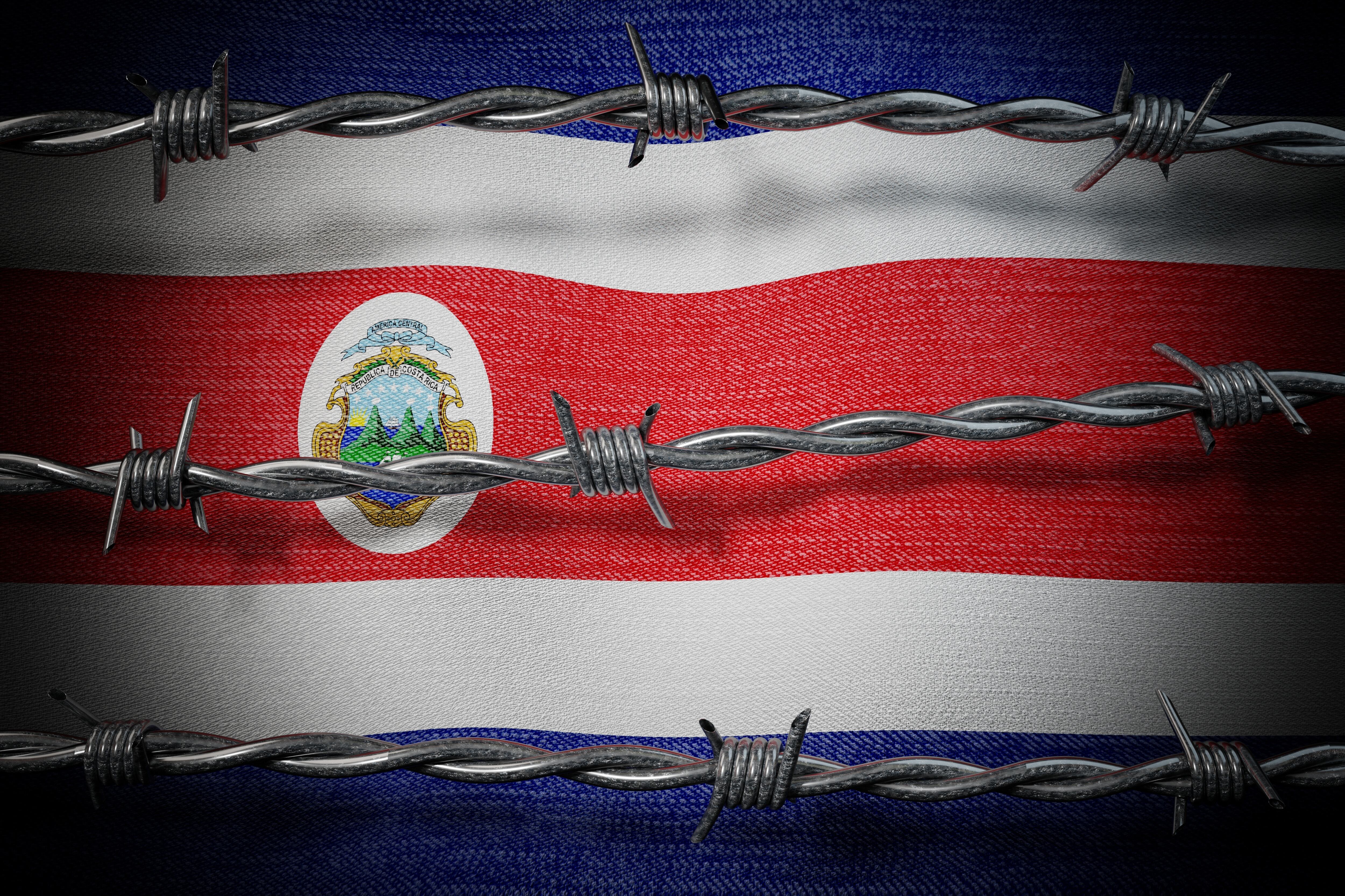 Bandera de Costa Rica con alambre de púas encima