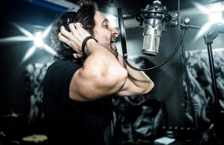 Luis Montalbert cantando.