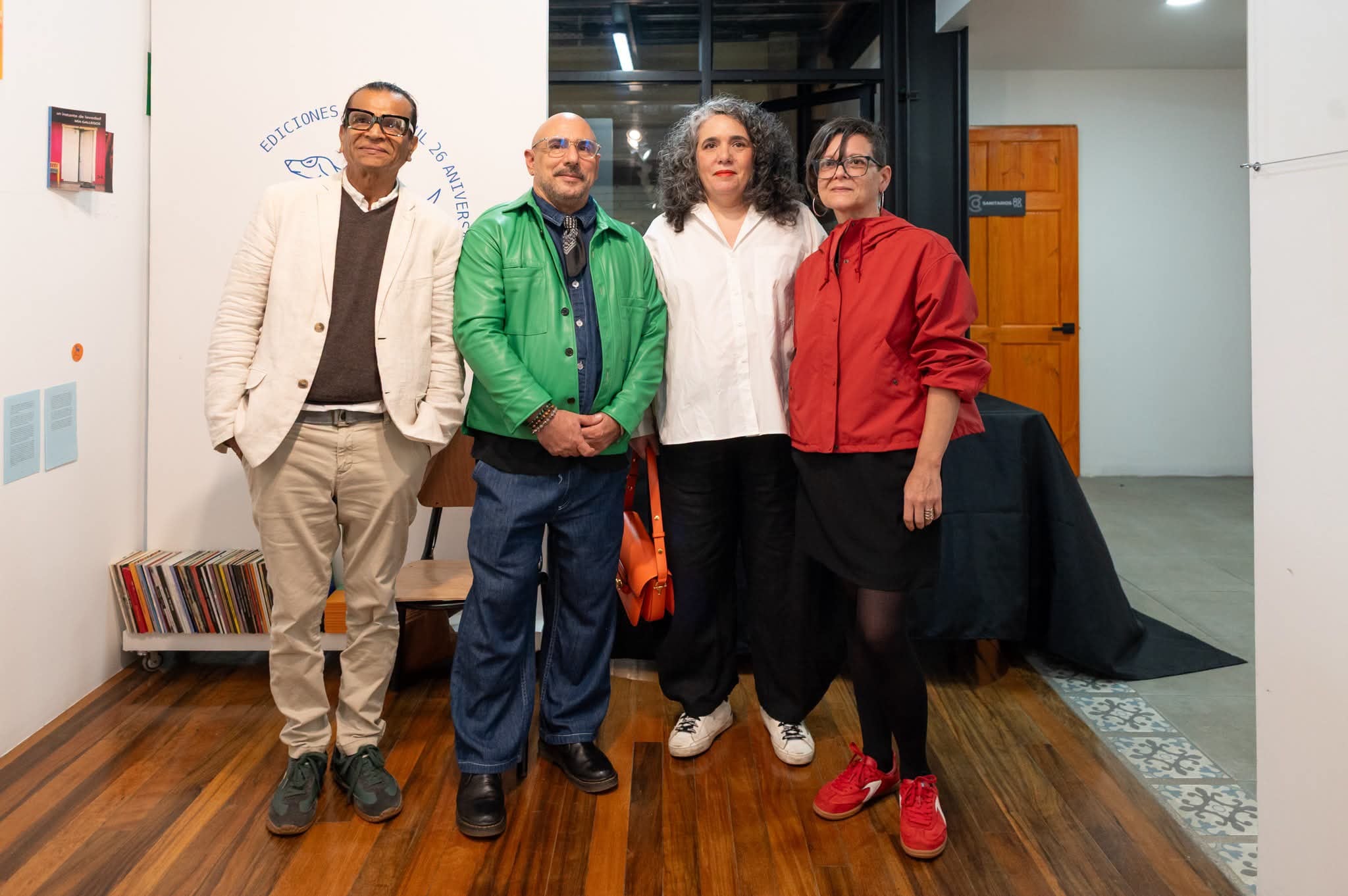 El fundador de Perro Azul, Carlos Aguilar, el director del CCE, Juan Sánchez, la curadora y escritora Clara Astiasarán, y Gabriela Rojas, socia y filóloga de Perro Azul.
