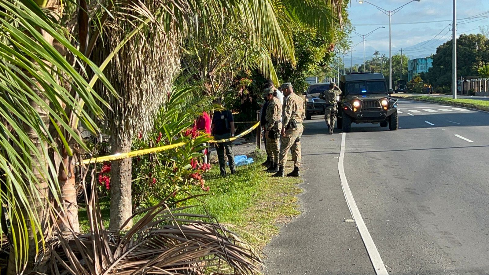 Agentes del OIJ y policías de Panamá confluyeron en la escena donde quedó el cuerpo de un conductor de 32 años, cuyo cuerpo quedó a un metro de la línea fronteriza en La Cuesta de Corredores. Foto: Cortesía Colosal Informa.