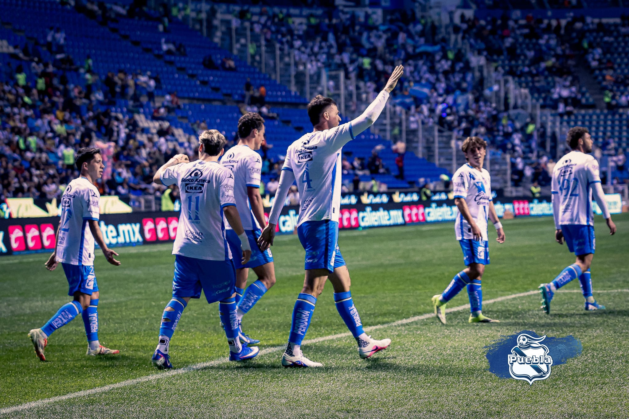 Juan Pablo Vargas celebró con sus compañeros de Puebla la diana que le marcó a Keylor Navas.