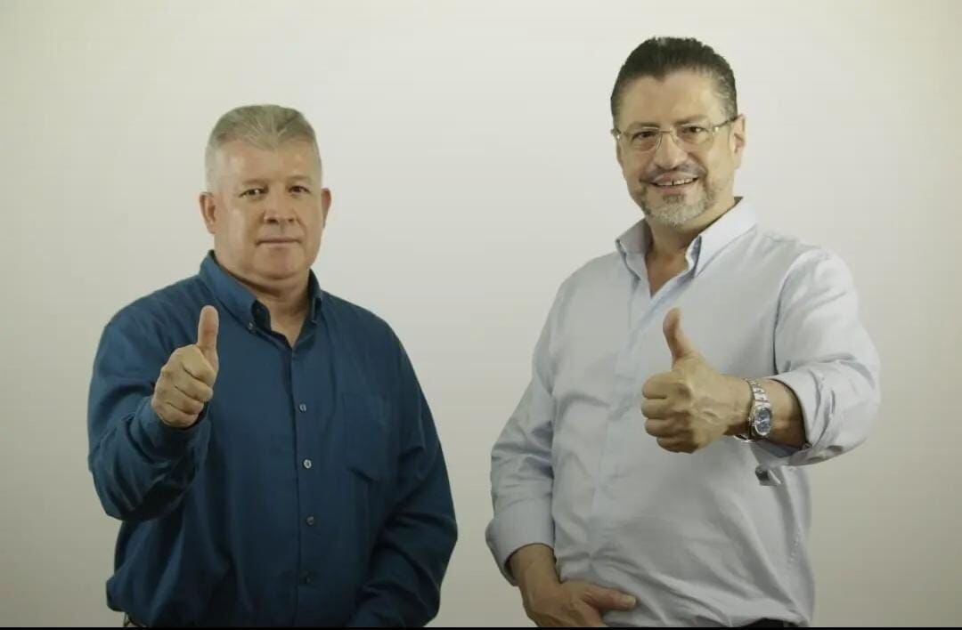 El Asesor de Presidencia Ejecutiva del ICE, Mauro Arias Arias (izquierda), junto al Presidente de la República, Rodrigo Chaves Robles en una fotografía publicada en un perfil de Facebook donde se lee: Mauro Arias, candidato a diputado. Fotografía: