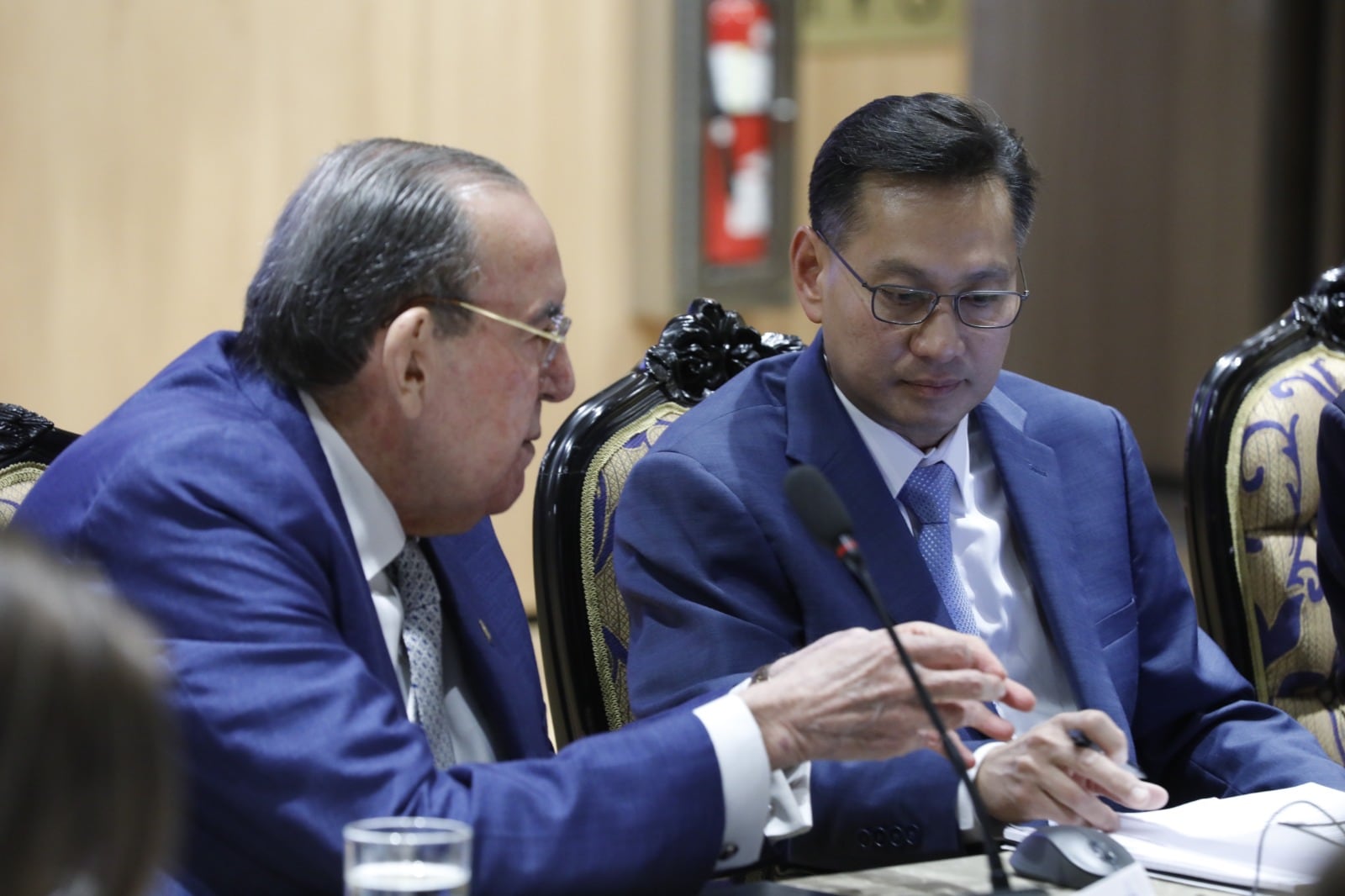 Varapat Chensavasdijai, director de la misión del FMI para Costa Rica y Centroamérica y los diputados