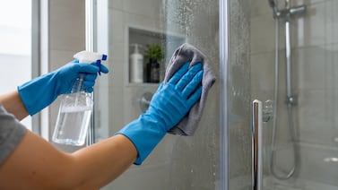 Cómo limpiar las puertas de vidrio de la ducha sin rayarlas: estos productos puede utilizar