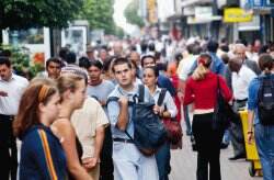 En el bulevar de la Avenida Central y otros sitios muy concurridos por compradores y transeúntes hay que proteger más el dinero