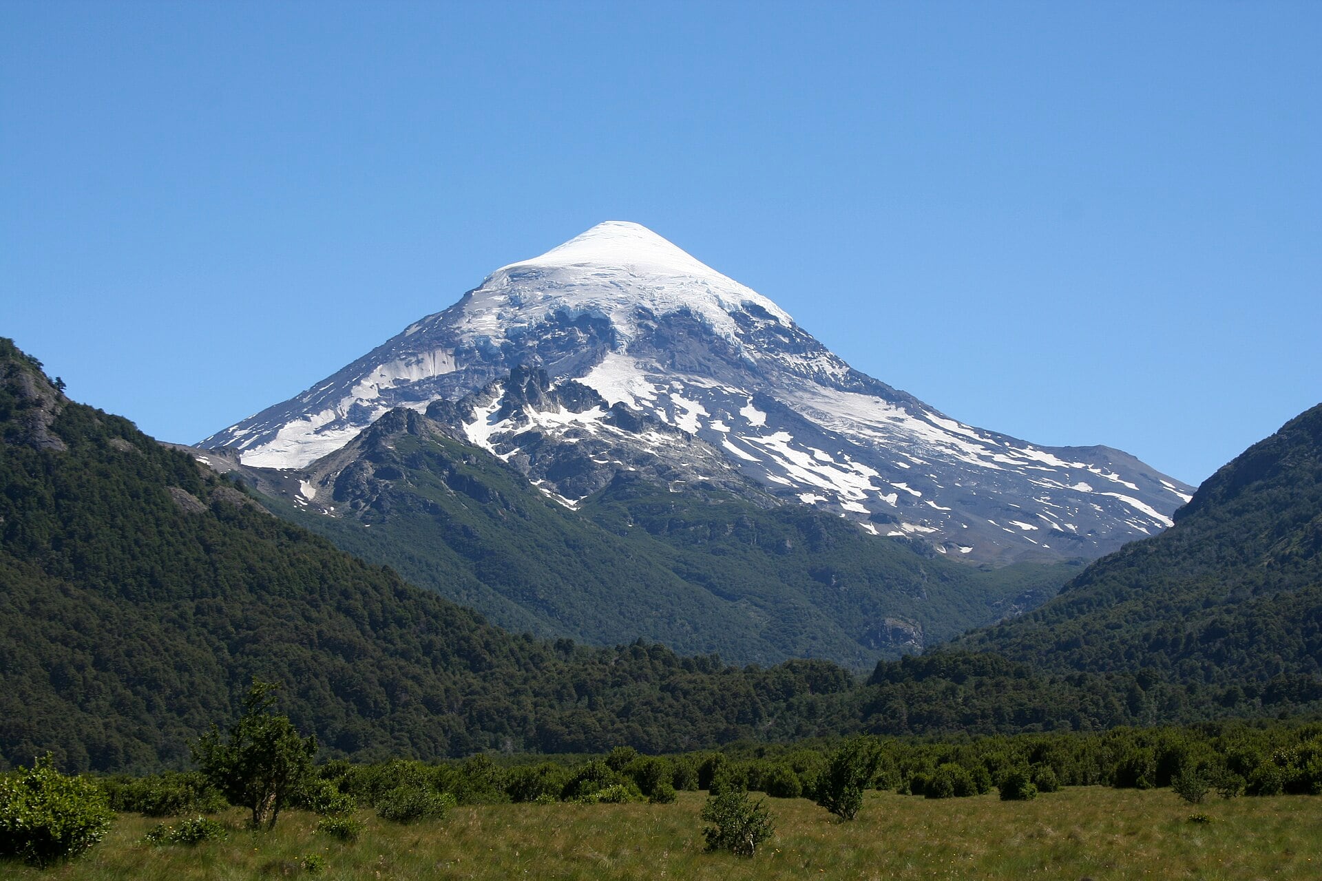 Volcanes, capillas y paisajes andinos forman parte de una ruta espiritual que conecta la Patagonia argentina con la Araucanía chilena.