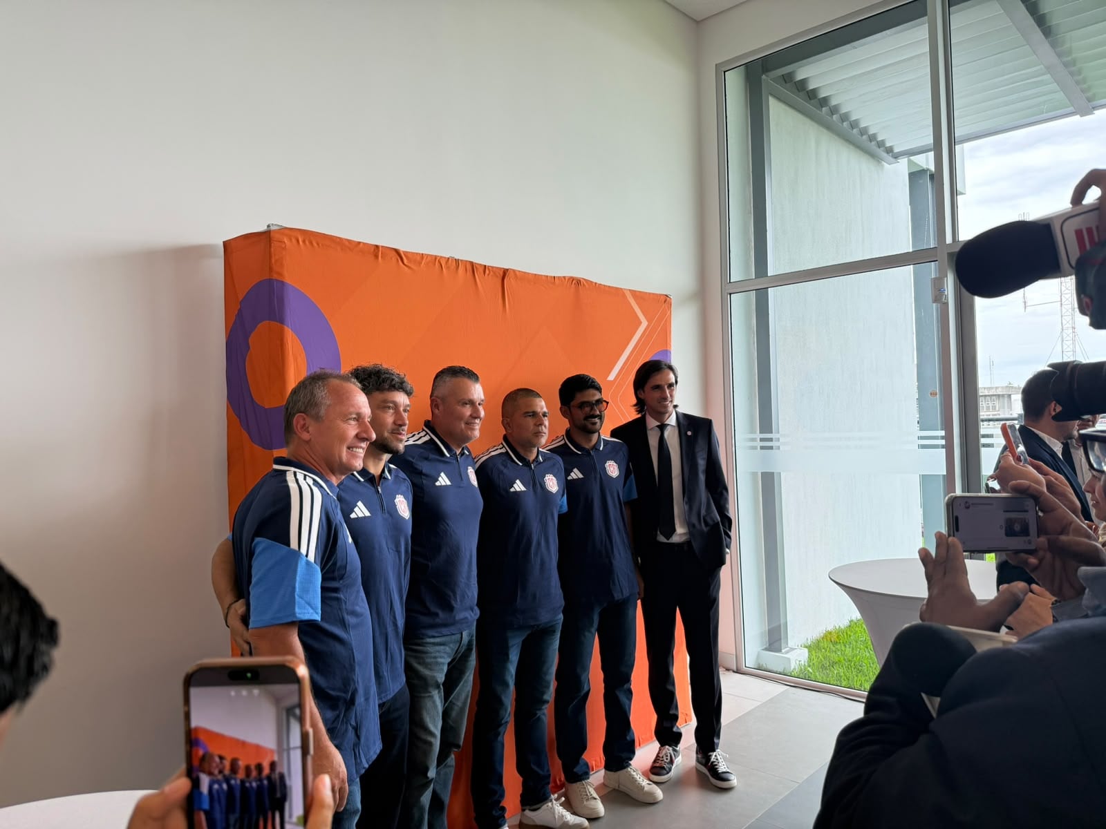 Bryan Ruiz junto al cuerpo técnico que lo acompañará en la Selección de Costa Rica.