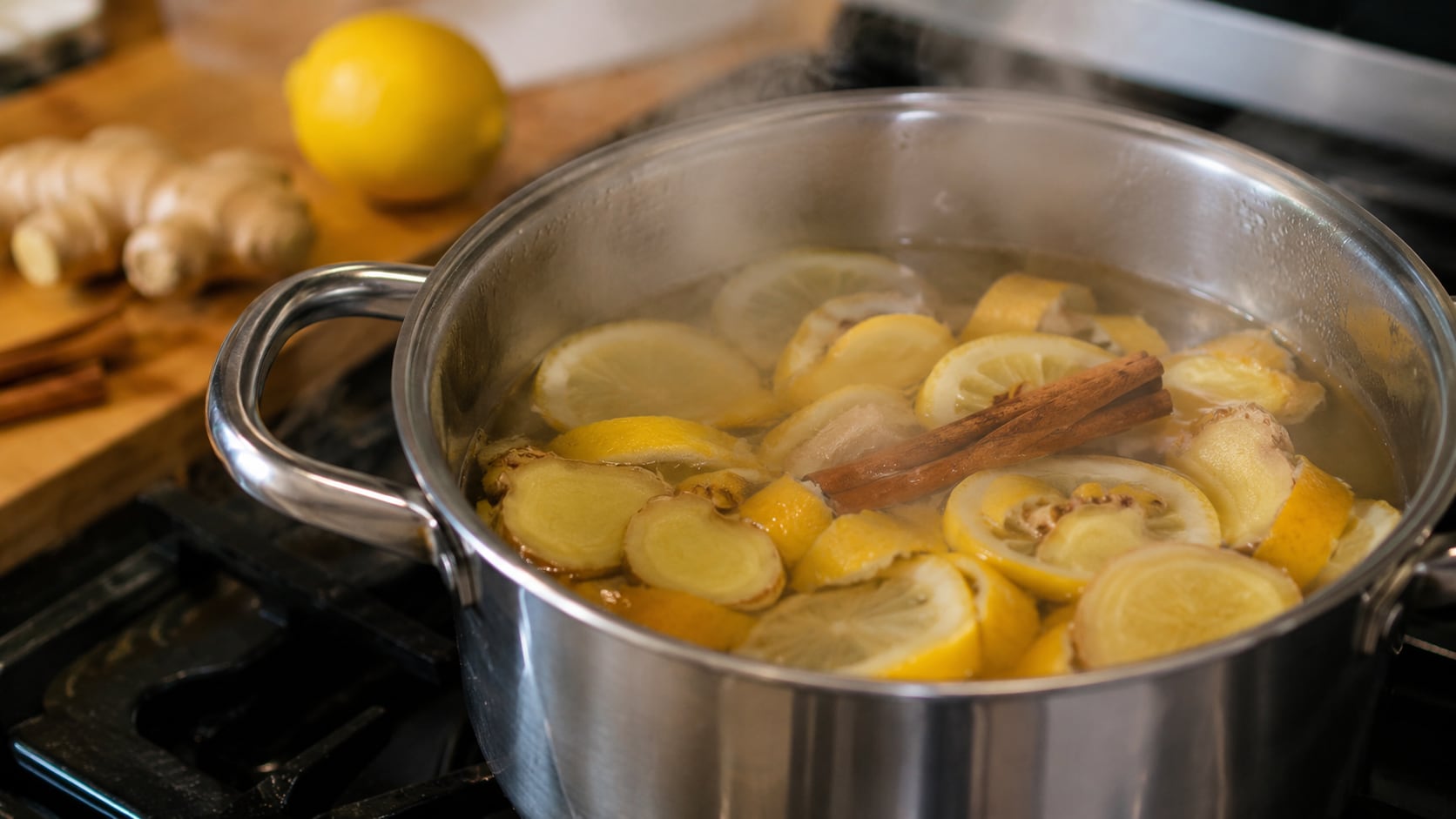 El limón, la canela y el jengibre liberan aromas naturales al hervirse. La mezcla ayuda a mejorar el ambiente en espacios cerrados.