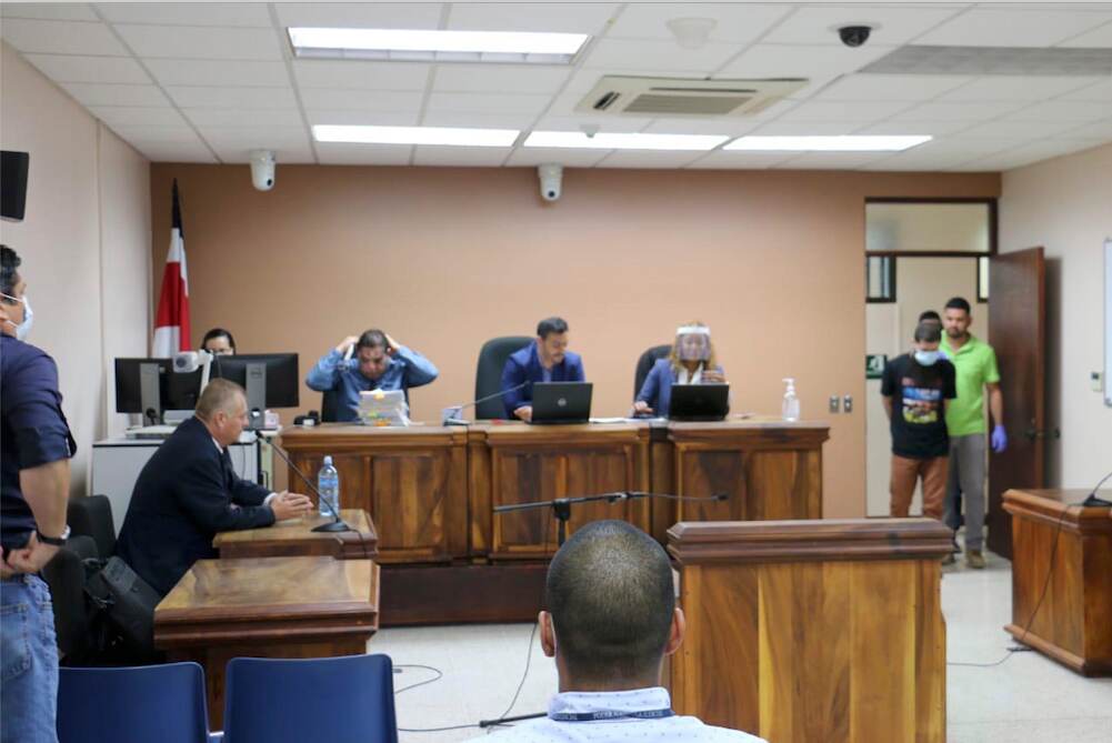 15/06/2020 Dos individuos recibieron este lunes altas condenadas al ser encontrados por el Tribunal de Juicio de Pococí responsables de siete delitos de violación, además de múltiples delitos de abuso sexual y de robo agravado.
Las penas fueron para Ronald Chacón Alvarado de 437 años de prisión y para Anthony Morera Calderón de 430. fotografías de Reiner Montero