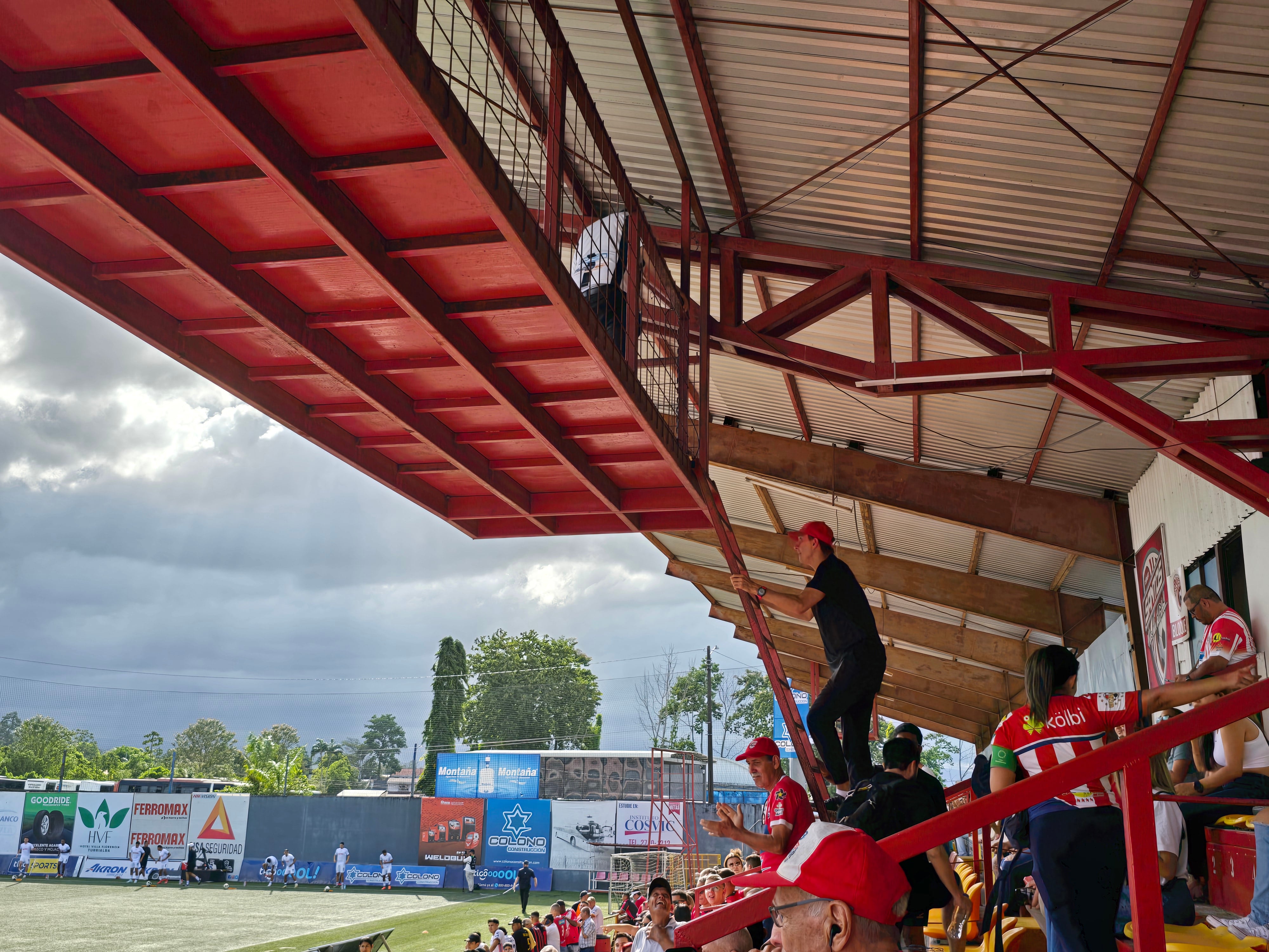 Alexandre Guimaraes llamó la atención cuando empezó a subir esas gradas en el Estadio Ebal Rodríguez.