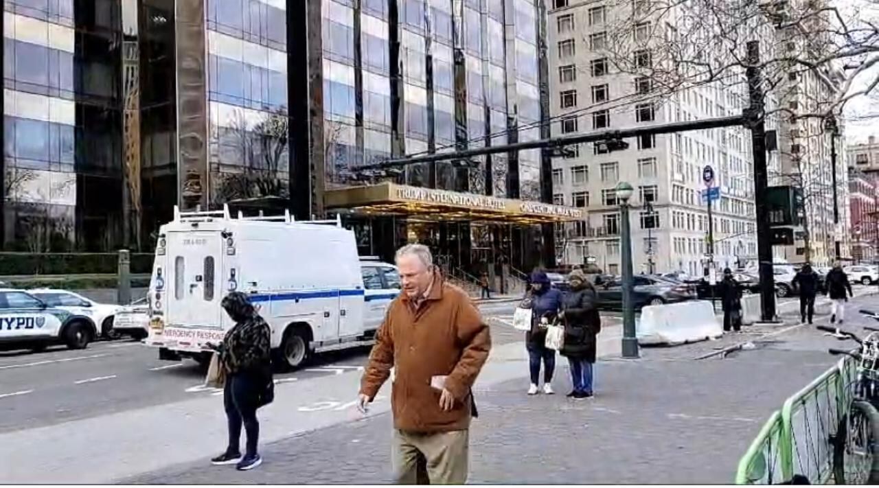 Patrullas frente a la Torre Trump, en New York, luego del sismo. Foto: suministrada por Reiner Montero
