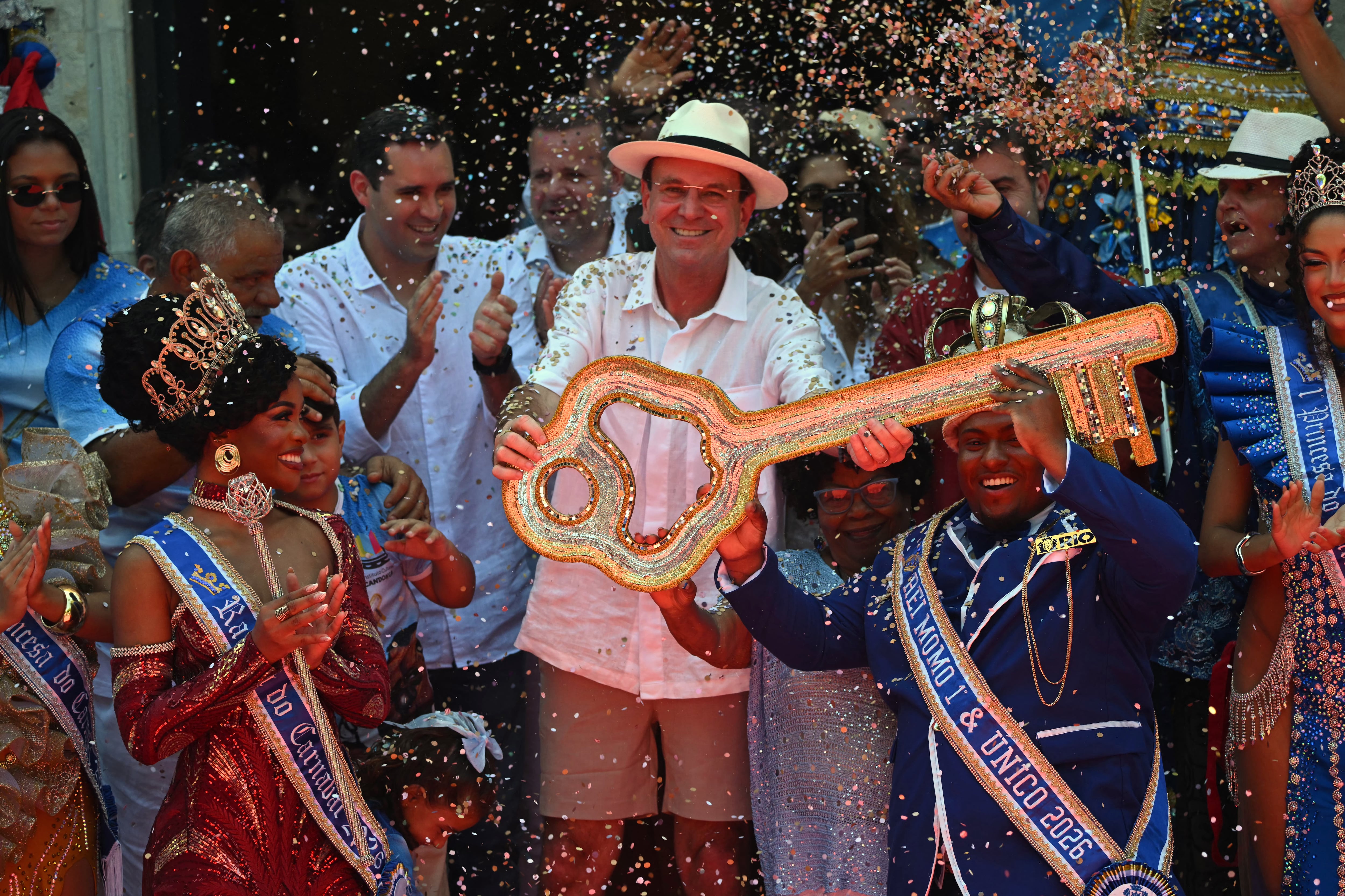 El Rey Momo Cédric da Costa recibe la llave de la ciudad de manos del alcalde Eduardo Paes durante la ceremonia oficial de apertura del Carnaval en Río de Janeiro, el 13 de febrero de 2026.