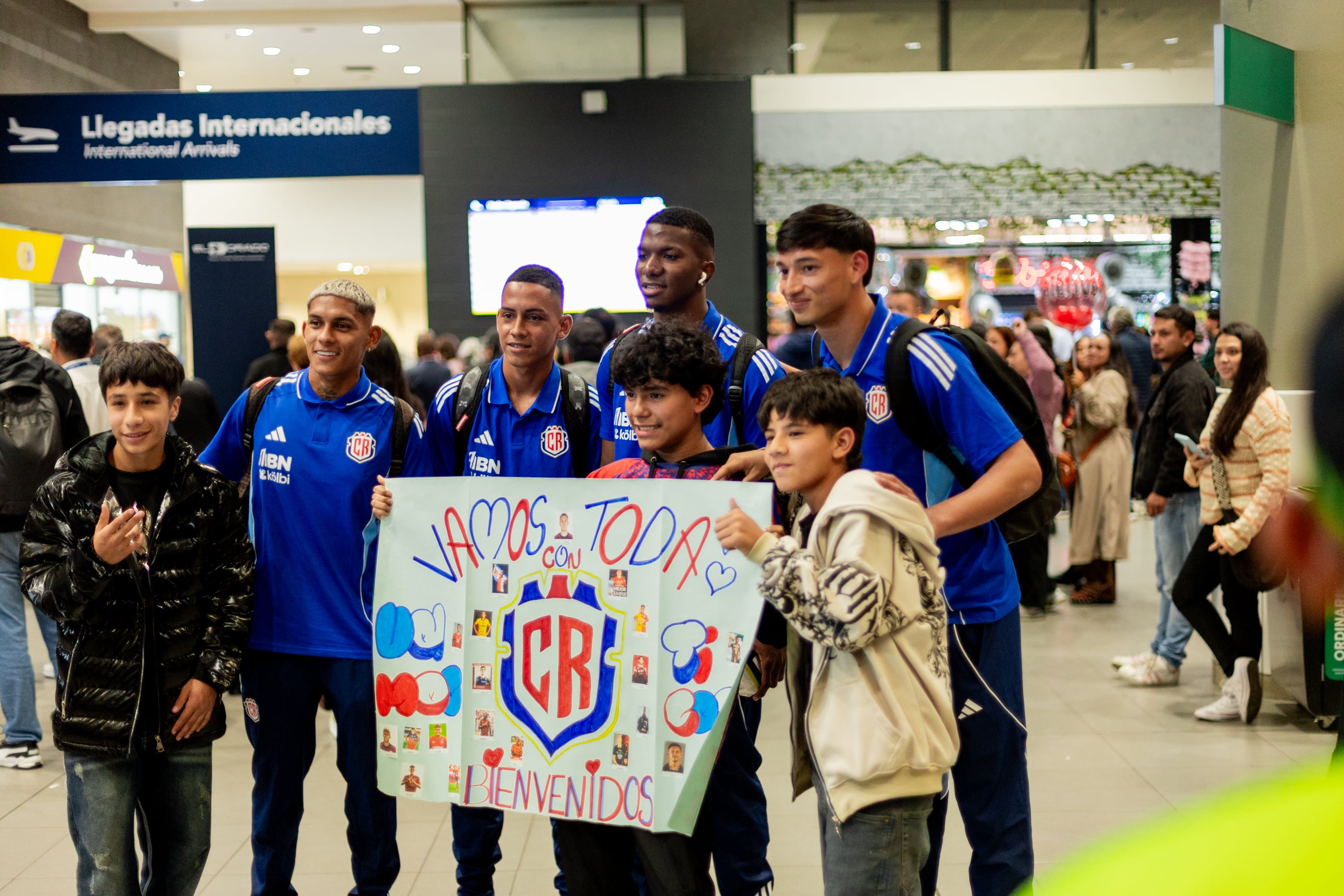 La Selección de Costa Rica no pasó inadvertida al salir del Aeropuerto El Dorado, en Bogotá.