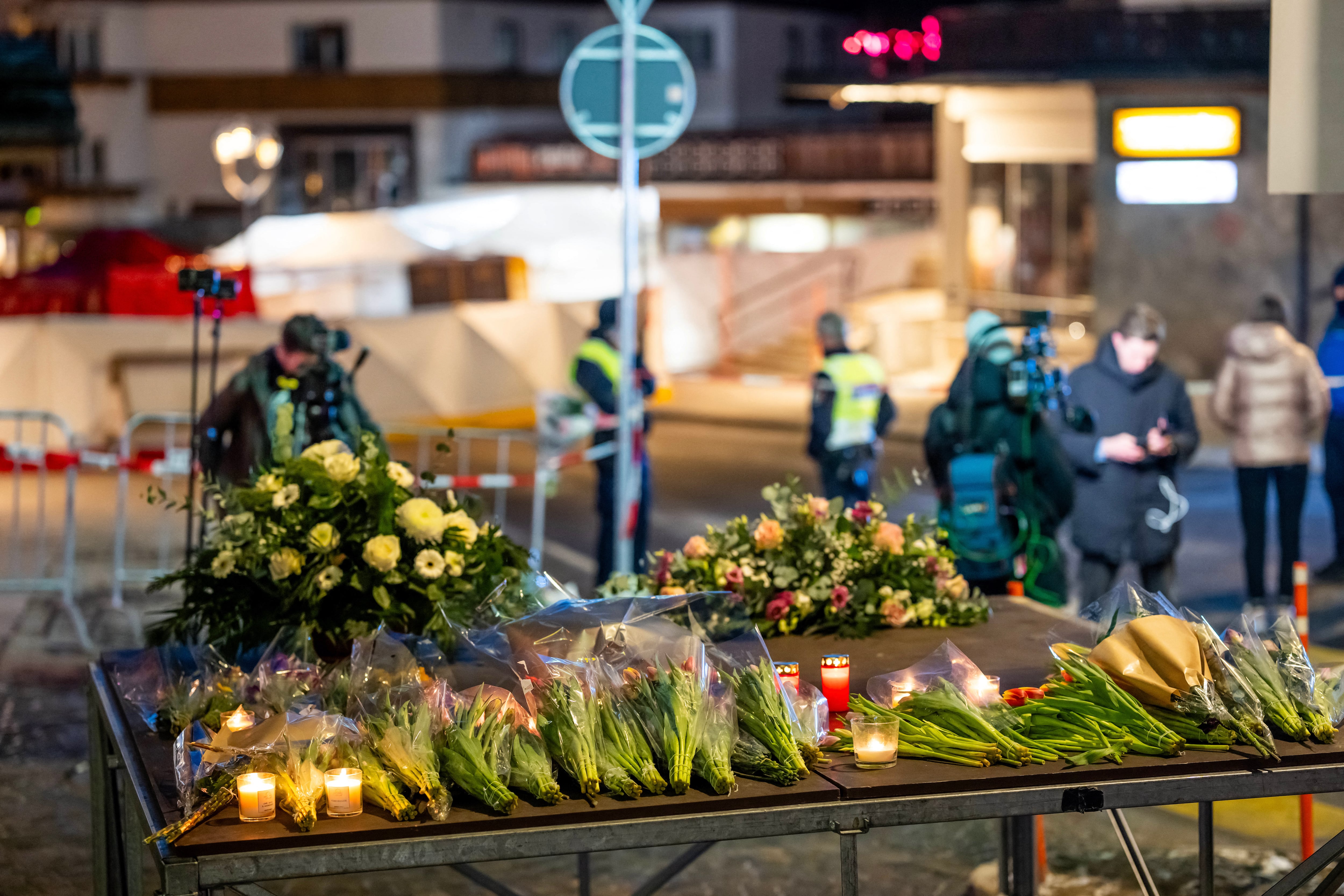 Personas dejaron flores en el sitio donde ocurrio el incendio.
