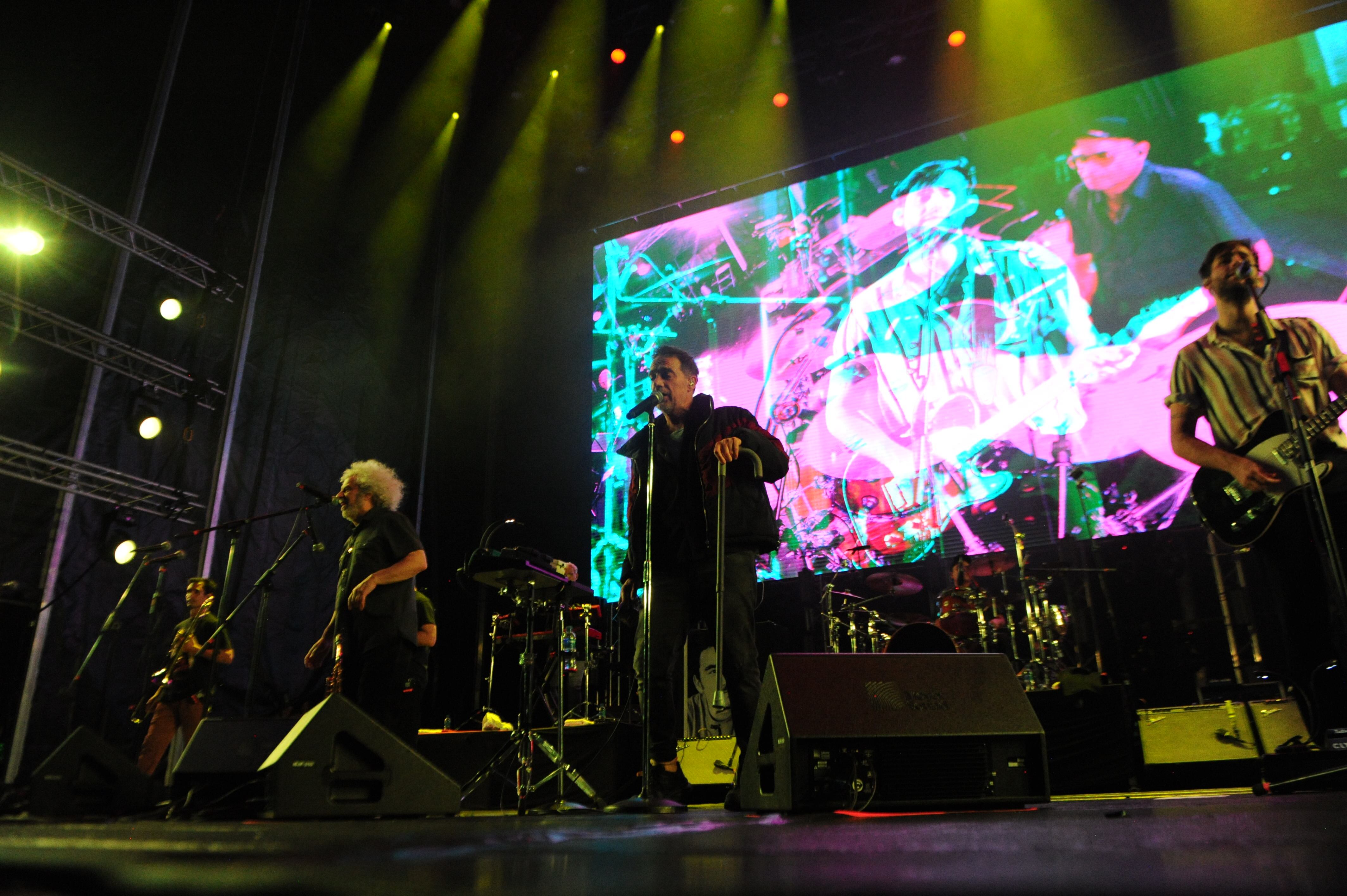 Imagen con Vicentico, cantante de Los Fabulosos Cadillacs en concierto.