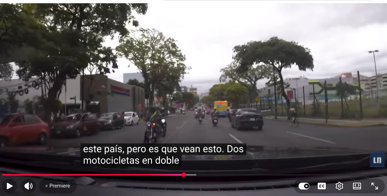 Dos motoclistas intentaron girar en doble línea amarilla.