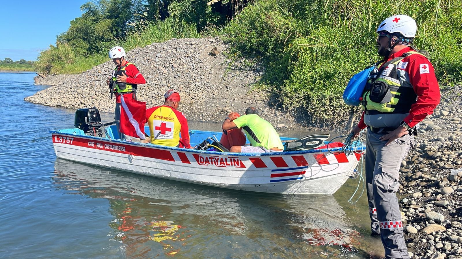 Socorristas ubicaron el cuerpo de un pescador que fue arrastrado por el río Reventazón.