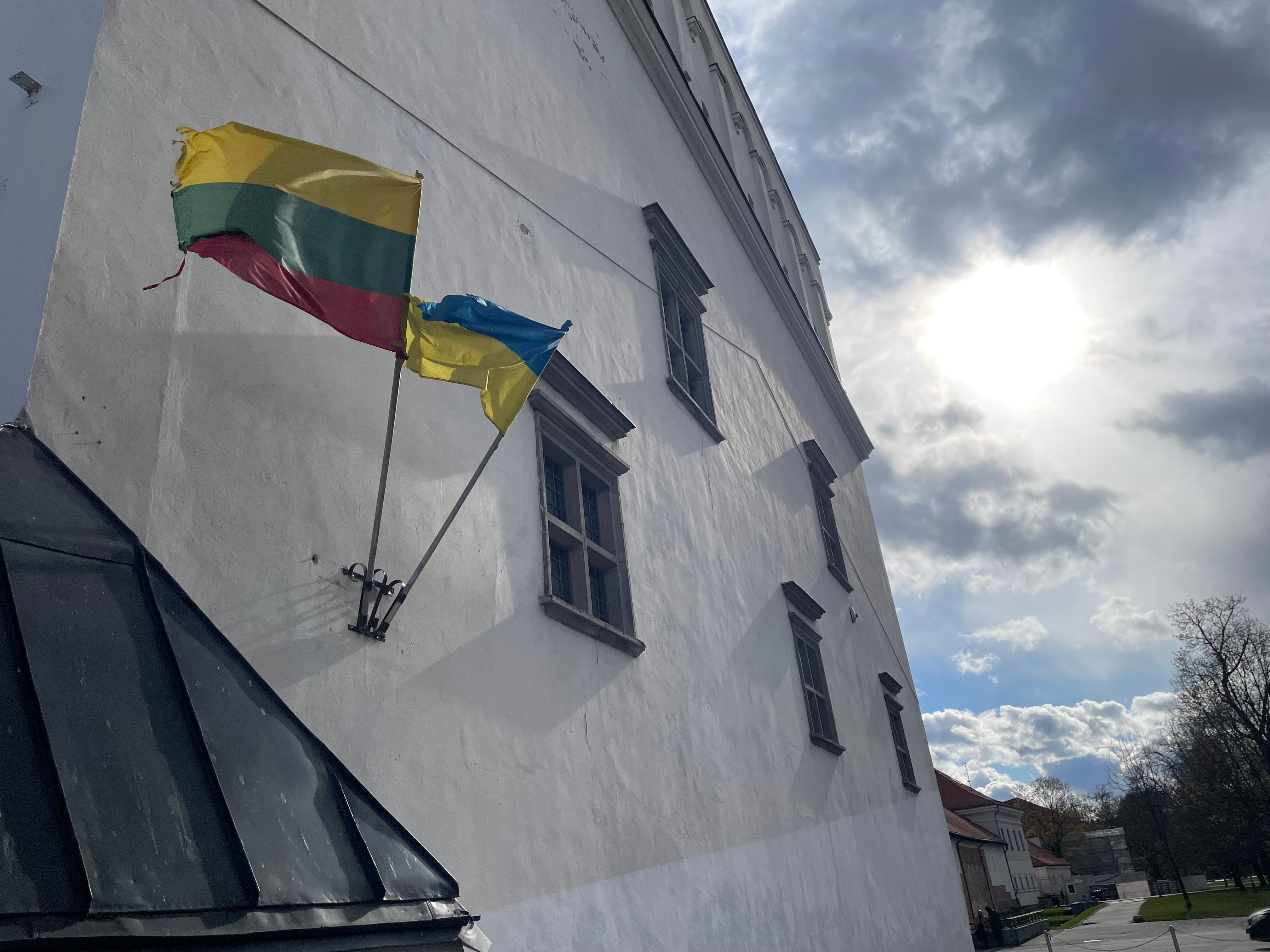 A lo largo del centro de Vilna, Lituania, docenas de fachadas exhiben banderas locales y de Ucrania.