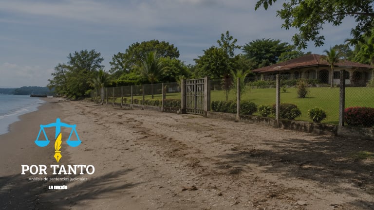 en la imagen, generada con IA, se observa una playa y un terreno cercado a la par