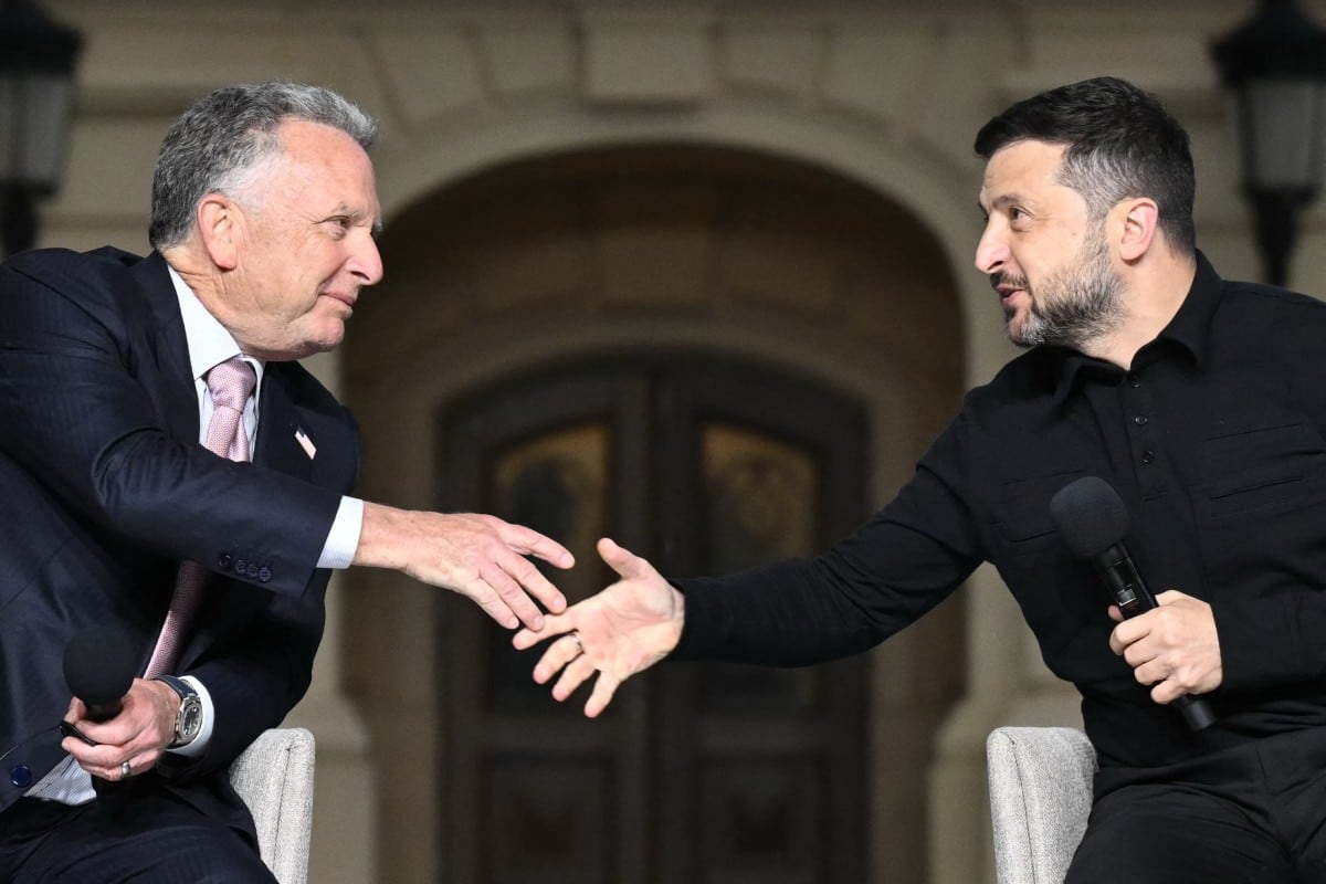 El presidente de Ucrania, Volodímir Zelenski (der.), estrecha la mano del enviado especial de Estados Unidos, Steve Witkoff (izq.), durante una conferencia de prensa conjunta después de sus conversaciones en Kiev, el 6 de septiembre de 2026.