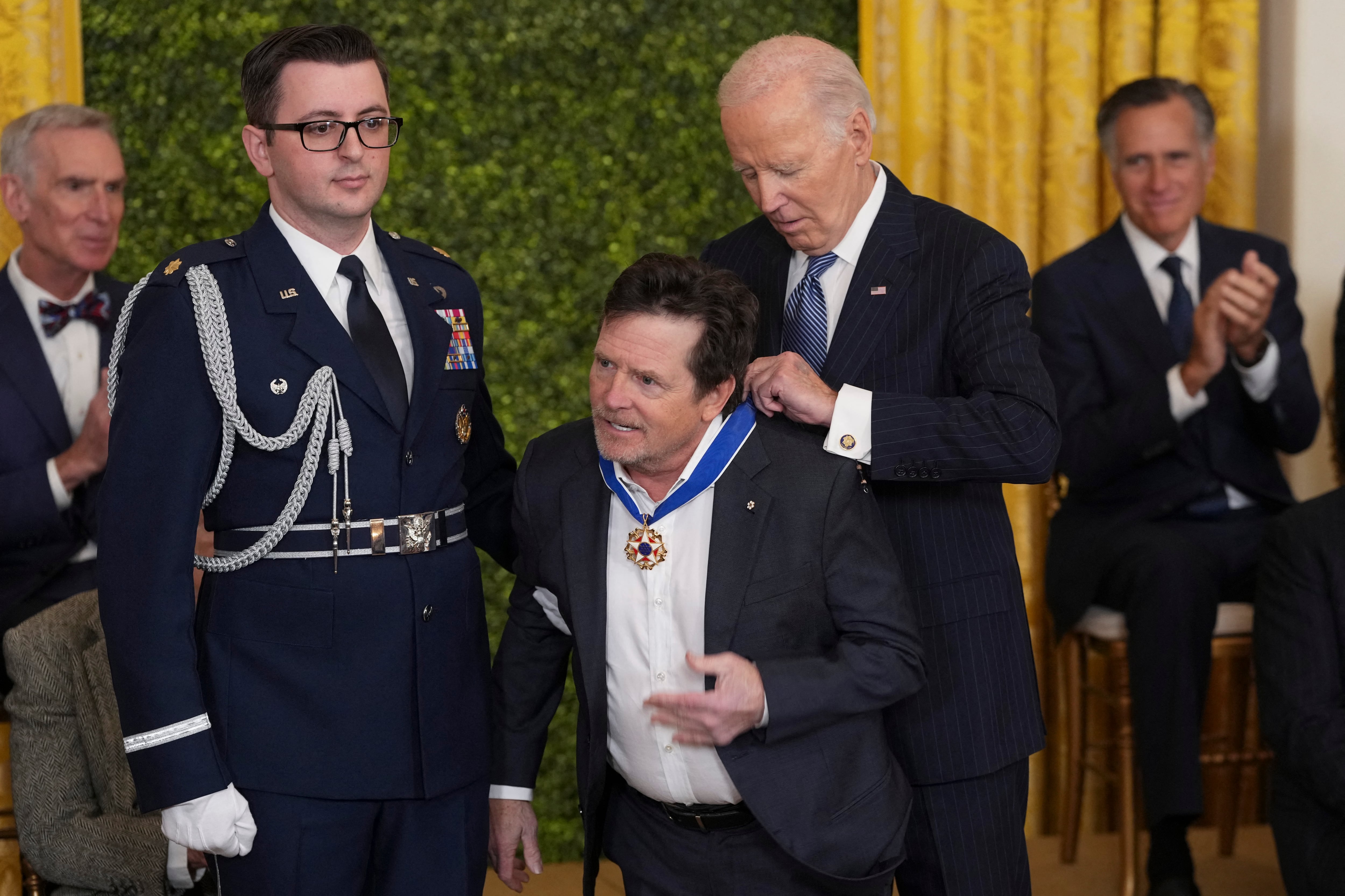 Foto del actor Michael J. Fox mientras el presidente Joe Biden le coloca la Medalla de la Libertad.
