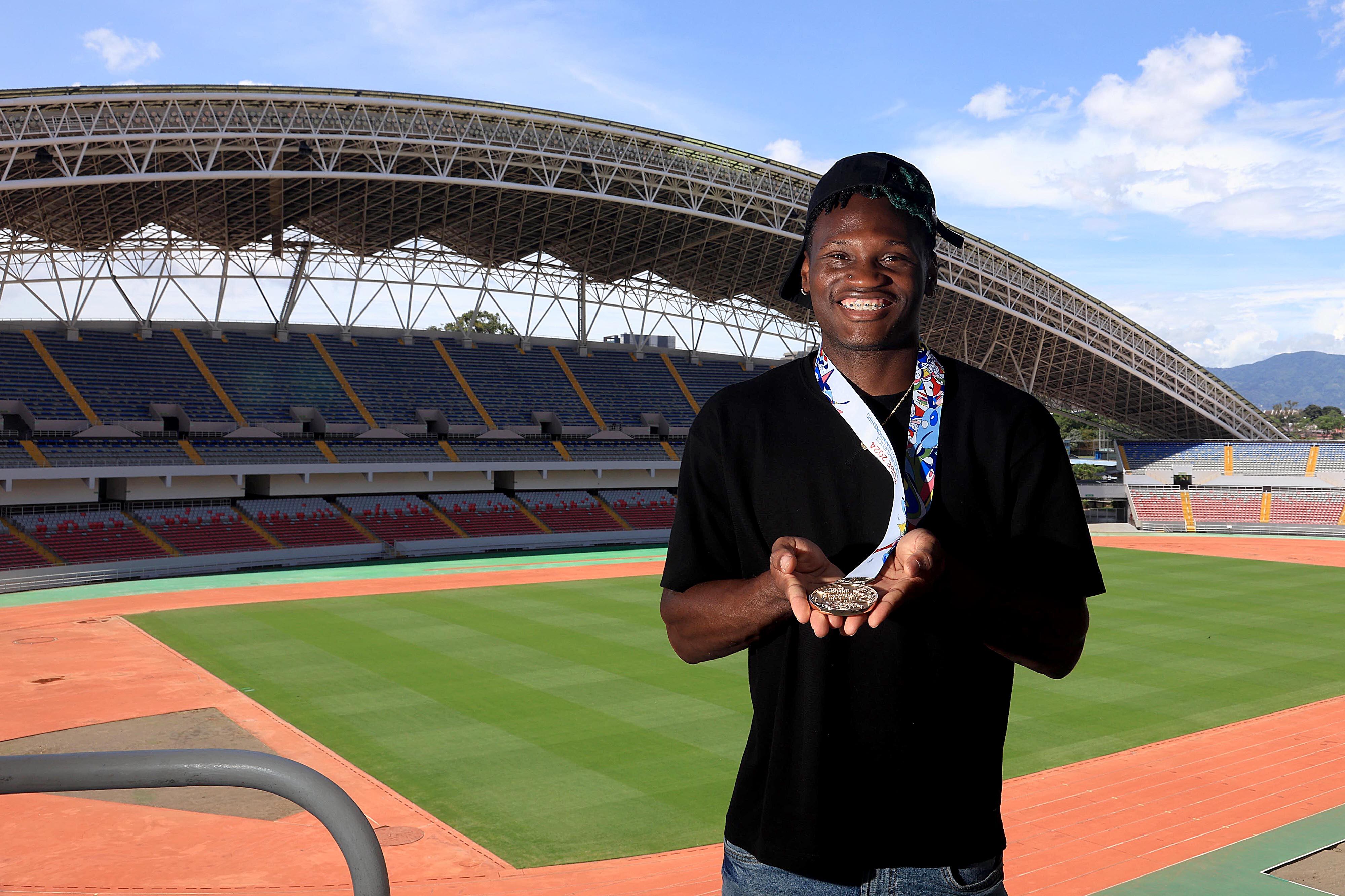 27/05/2024 Estadio Nacional. Sherman Guity ofreció conferencia de prensa y mostró la medalla de bronce que ganó recientemente en la Liga Diamante, donde compitió como parte de su preparación para los Juegos Paralímpicos de París y subió al podio, cinco días después de ser campeón del mundo. Foto: Rafael Pacheco Granados