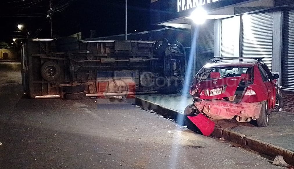 Socorristas de la Cruz Roja atendieron cuatro accidentes durante la madrugada del 12 de diciembre. Este caso fue la colisión de una ambulancia privada y un vehículo liviano en Liberia. Fotografía: