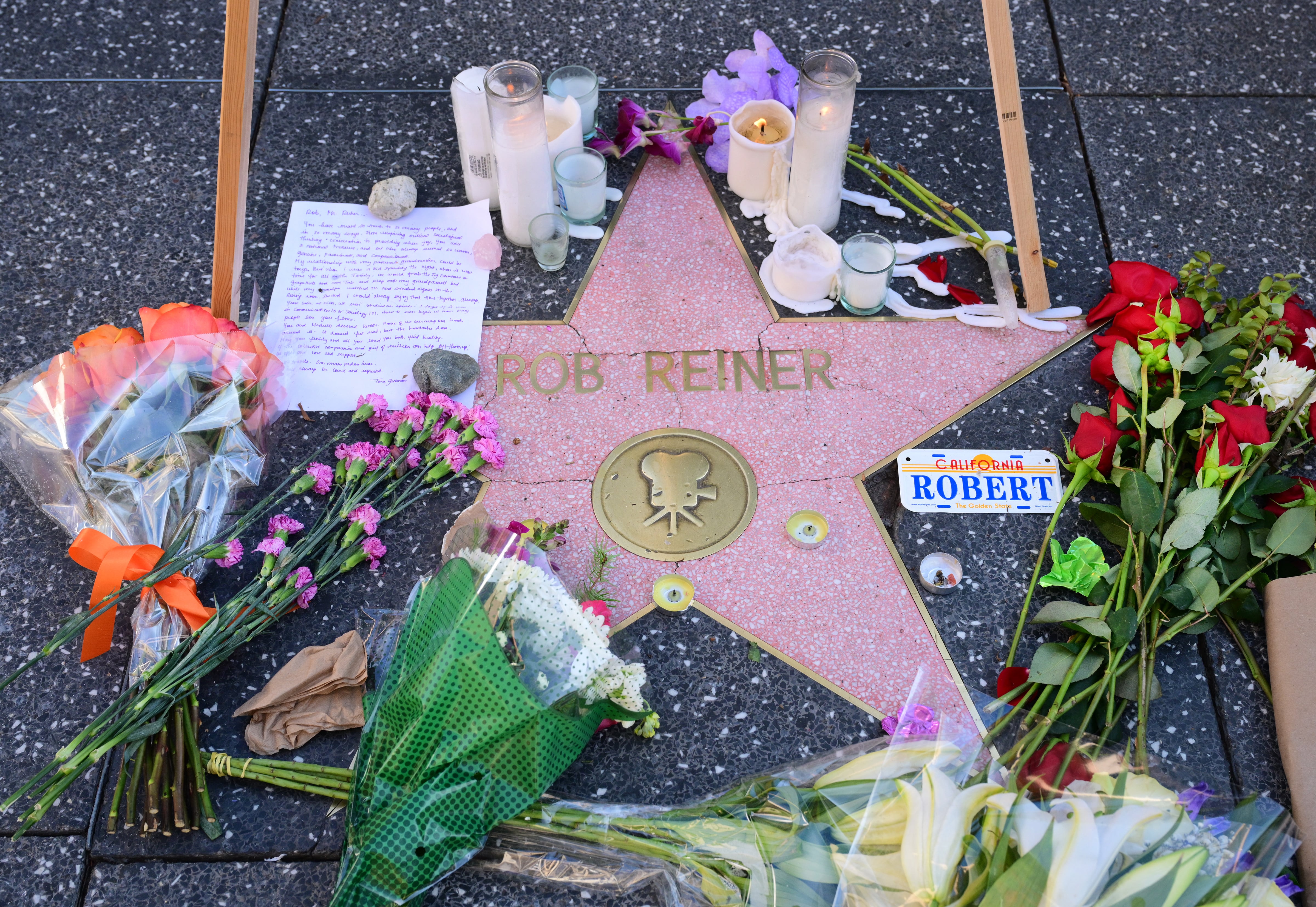 Un altar improvisado con flores, velas y una carta en la Estrella del Paseo de la Fama de Hollywood del difunto actor y director estadounidense Rob Reiner ayer 16 de diciembre después de que él y su esposa fueran encontrados muertos en su casa de Brentwood. Fotografía: