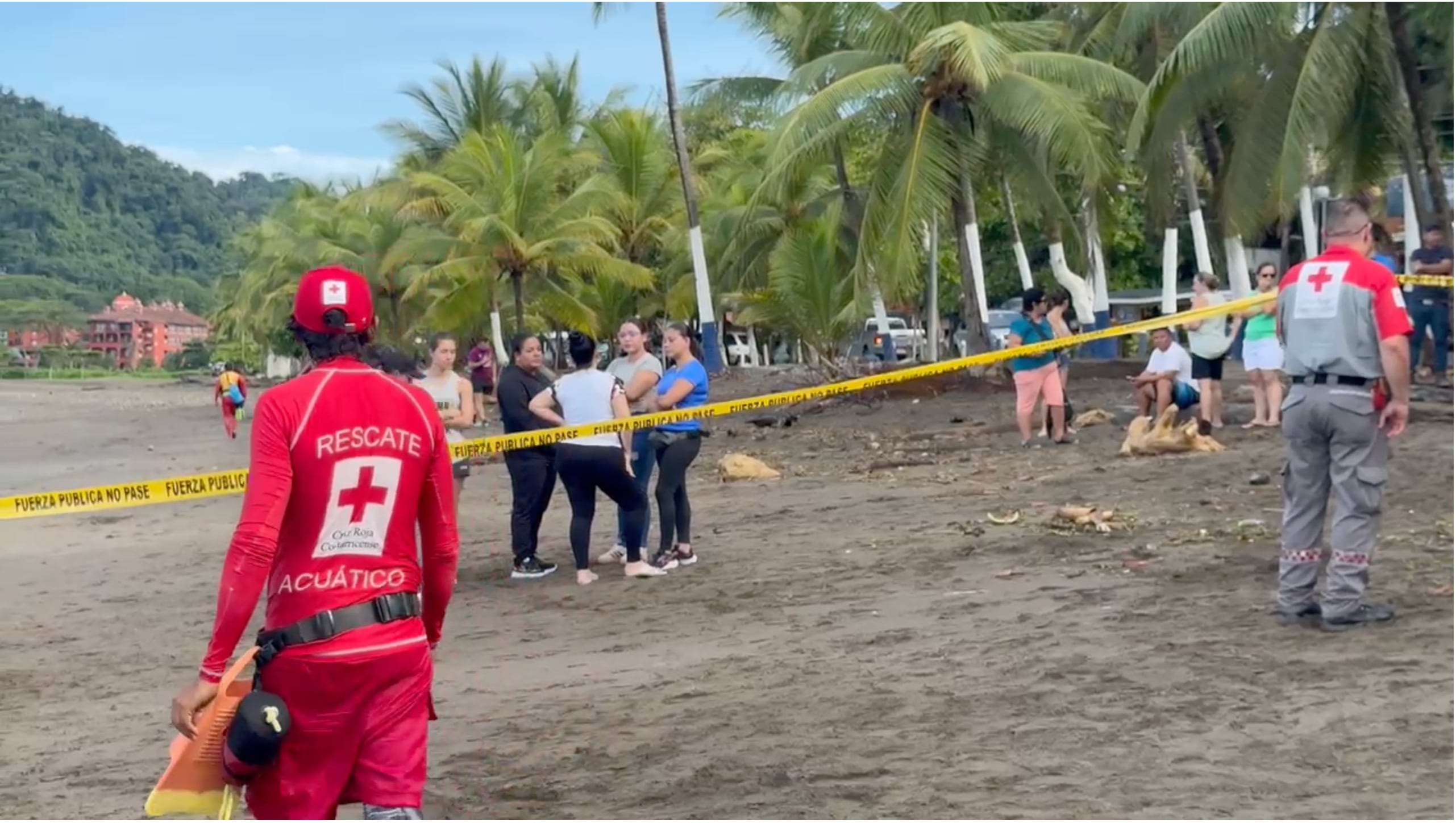 Personal de Cruz Roja este miércoles 17 de setiembre en playa Herradura, donde se localizó uno de los cuerpos poco antes de las 7 a.m. Fotografía: