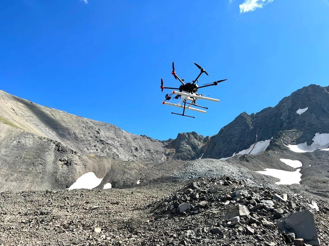 Un radar montado en dron logró medir el espesor y la estructura interna de glaciares análogos a Marte.