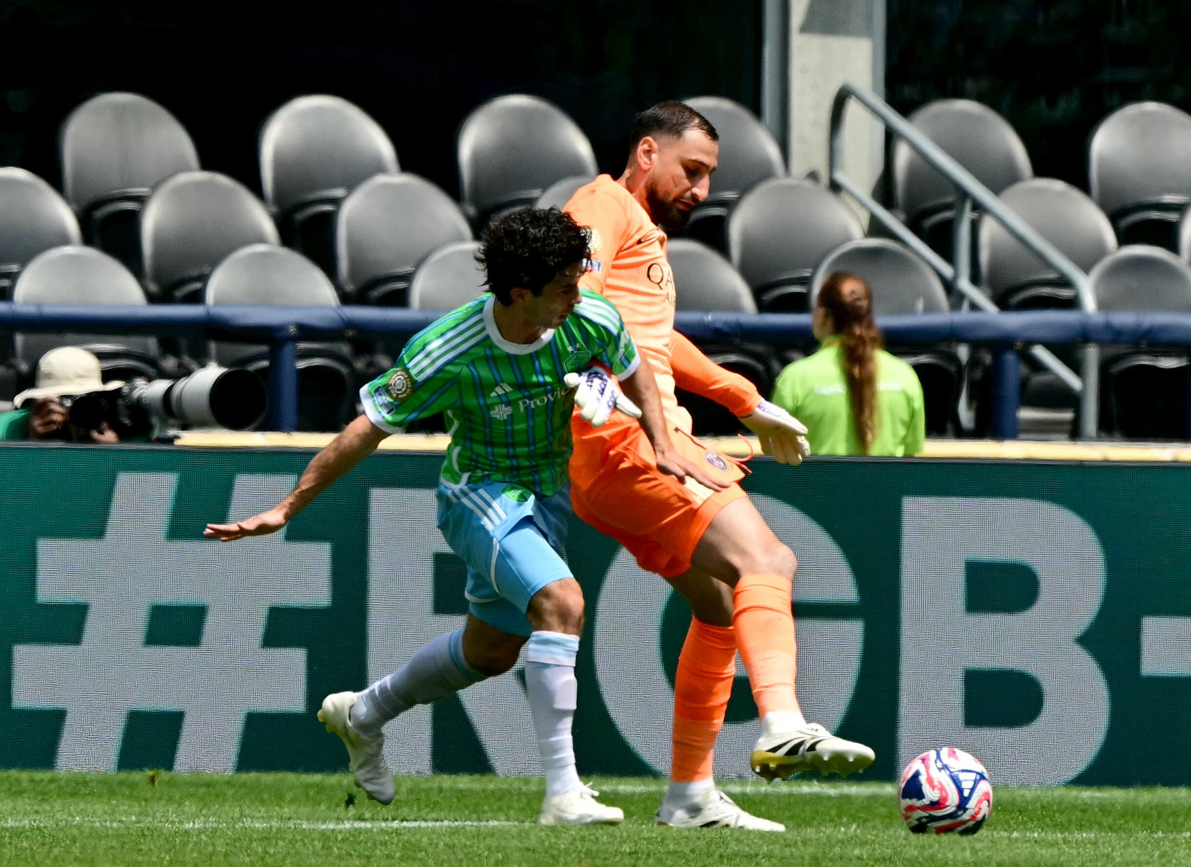 El delantero del Seattle Sounders Paul Rothrock disputa el balón con el arquero del PSG; Gianluigi Donnaruma, durante el partido por el Mundial de Clubes.
