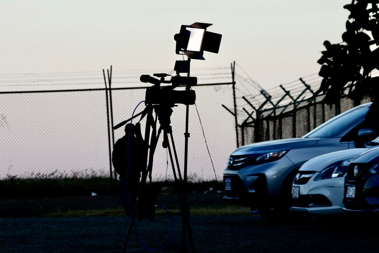 La presencia de medios de comunicación se concentra en las afueras del Aeropuerto Internacional Juan Santamaría ante la histórica extradición de Celso Gamboa y Edwin López, alias Pecho de rata.