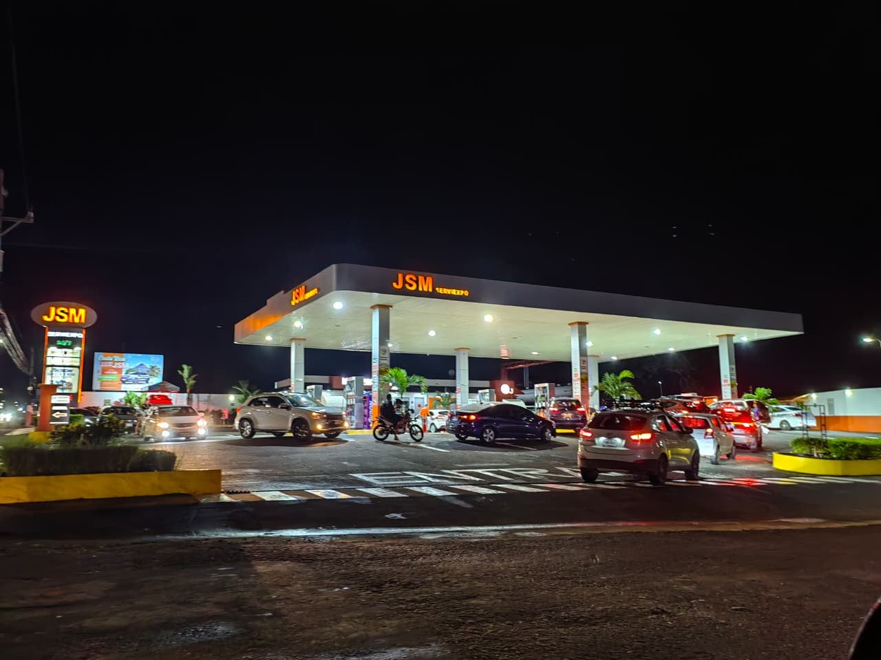 Conductores aprovecharon para cargar combustible antes del aumento en los precios.