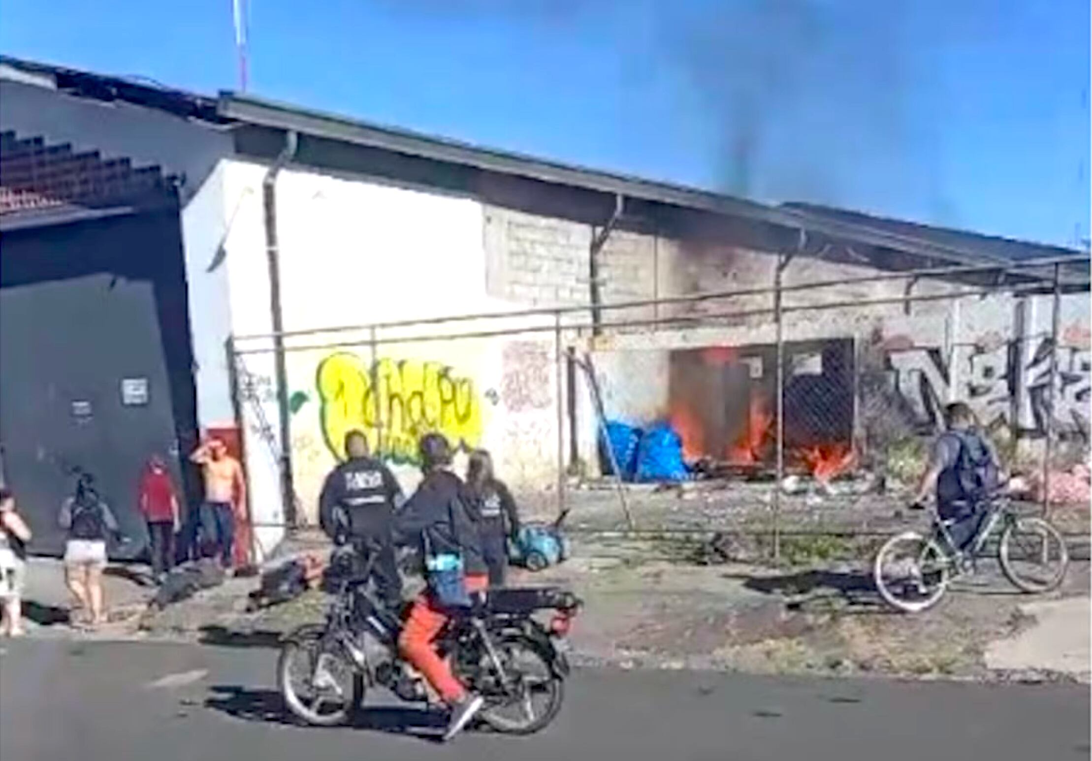 Imagen de las llamas en el sitio donde falleció una mujer y un hombre quedó gravemente herido por el fuego en un lote baldío en Pavas. Fotografía: Cortesía.