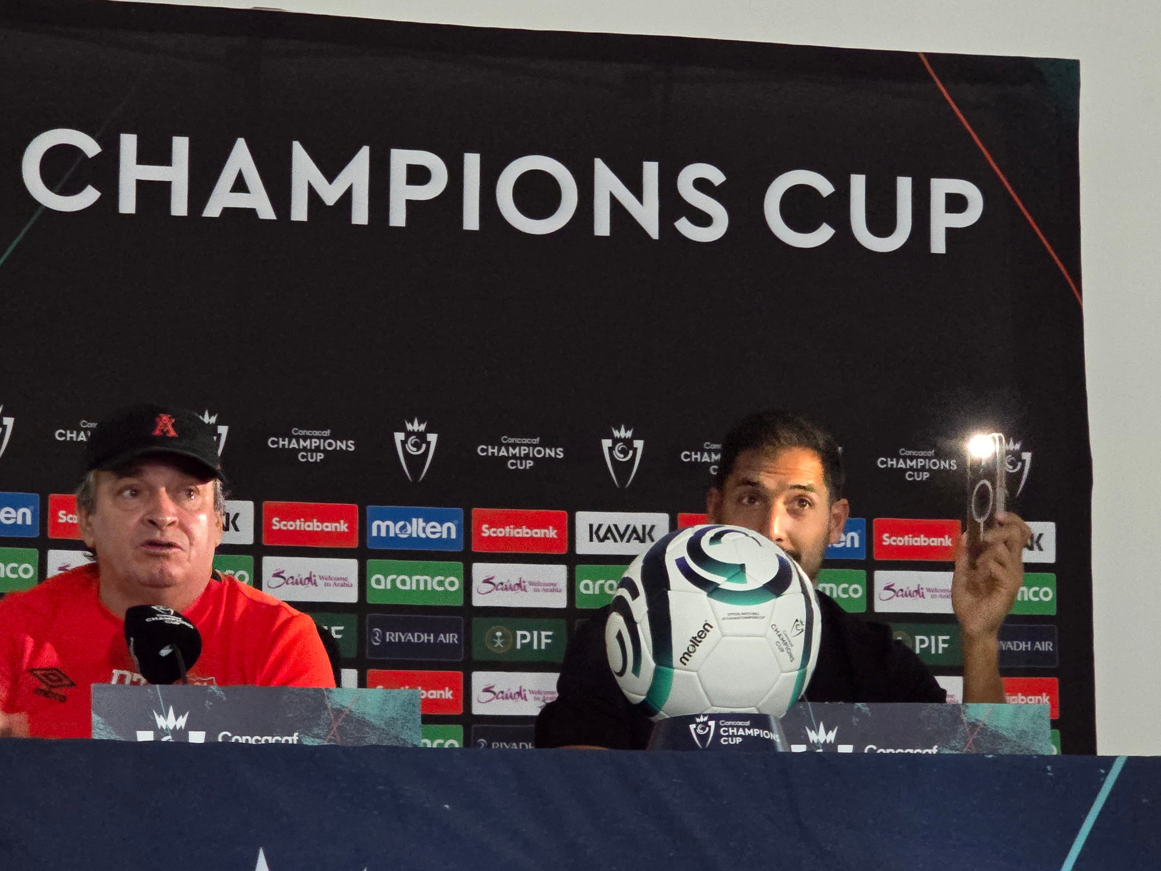 Este fue el momento en el que Celso Borges iluminó el rostro de Óscar Ramírez con su celular, en la rueda de prensa de Liga Deportiva Alajuelense.