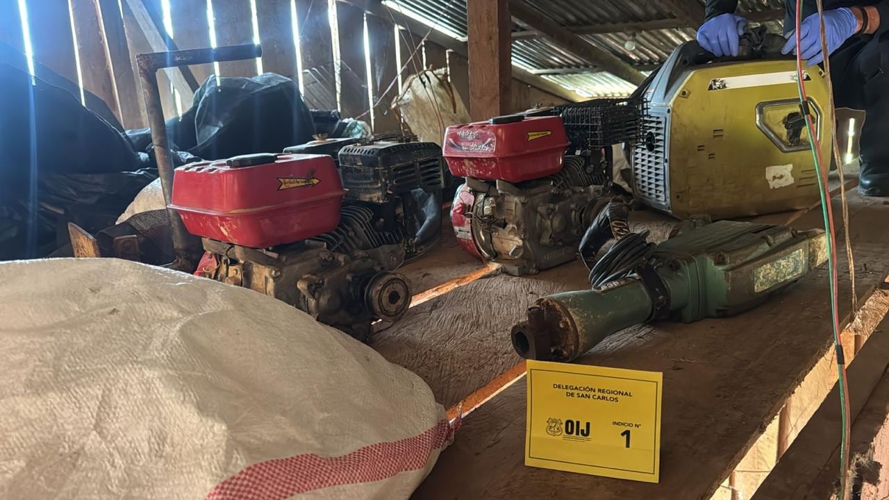 El OIJ de San Carlos y la Fuerza Pública, allanaron tres propiedades en el distrito de Cutris, como parte de una investigación por minería ilegal.