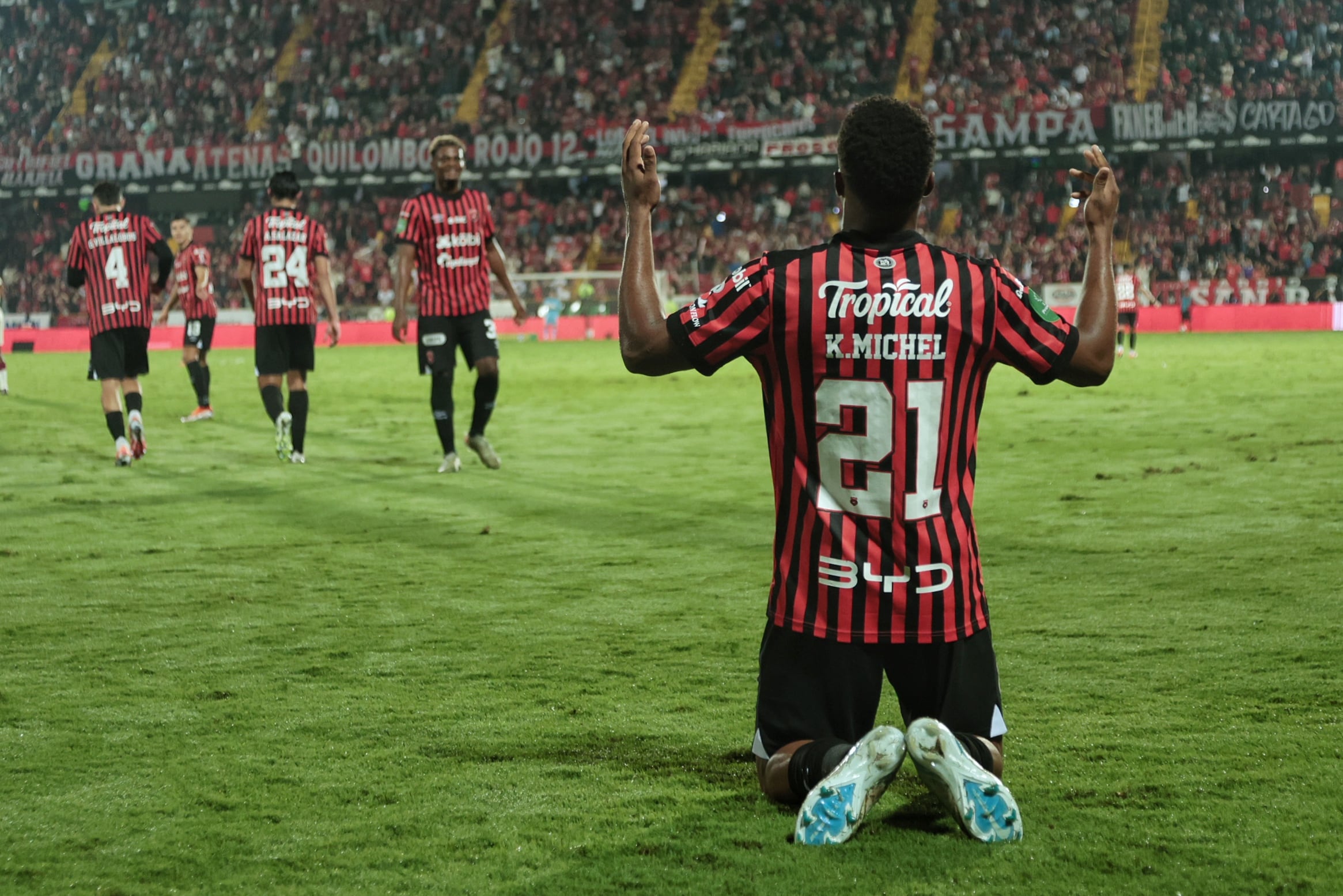 19/10/2025/ Juego entre Liga Deportiva Alajuelense vs Deportivo Saprissa por la jornada 13 del torneo apertura de la Liga Promerica en el estadio Alejandro Morera Soto / foto John Durán