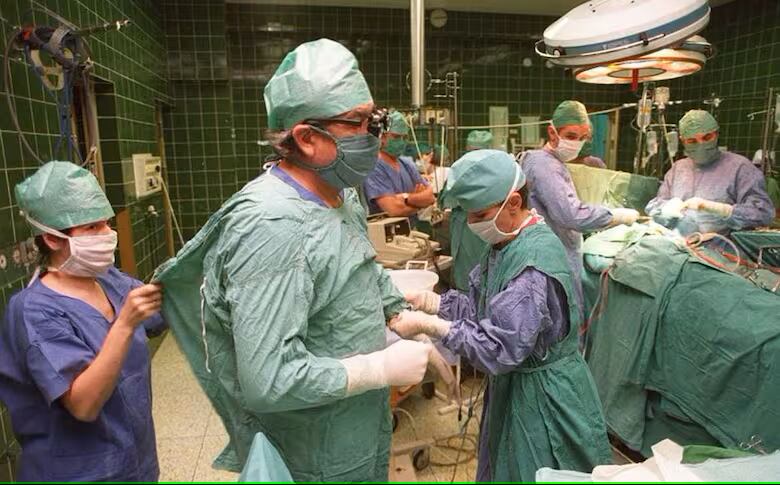 Religa se pone la ropa quirúrgica antes de la operación.