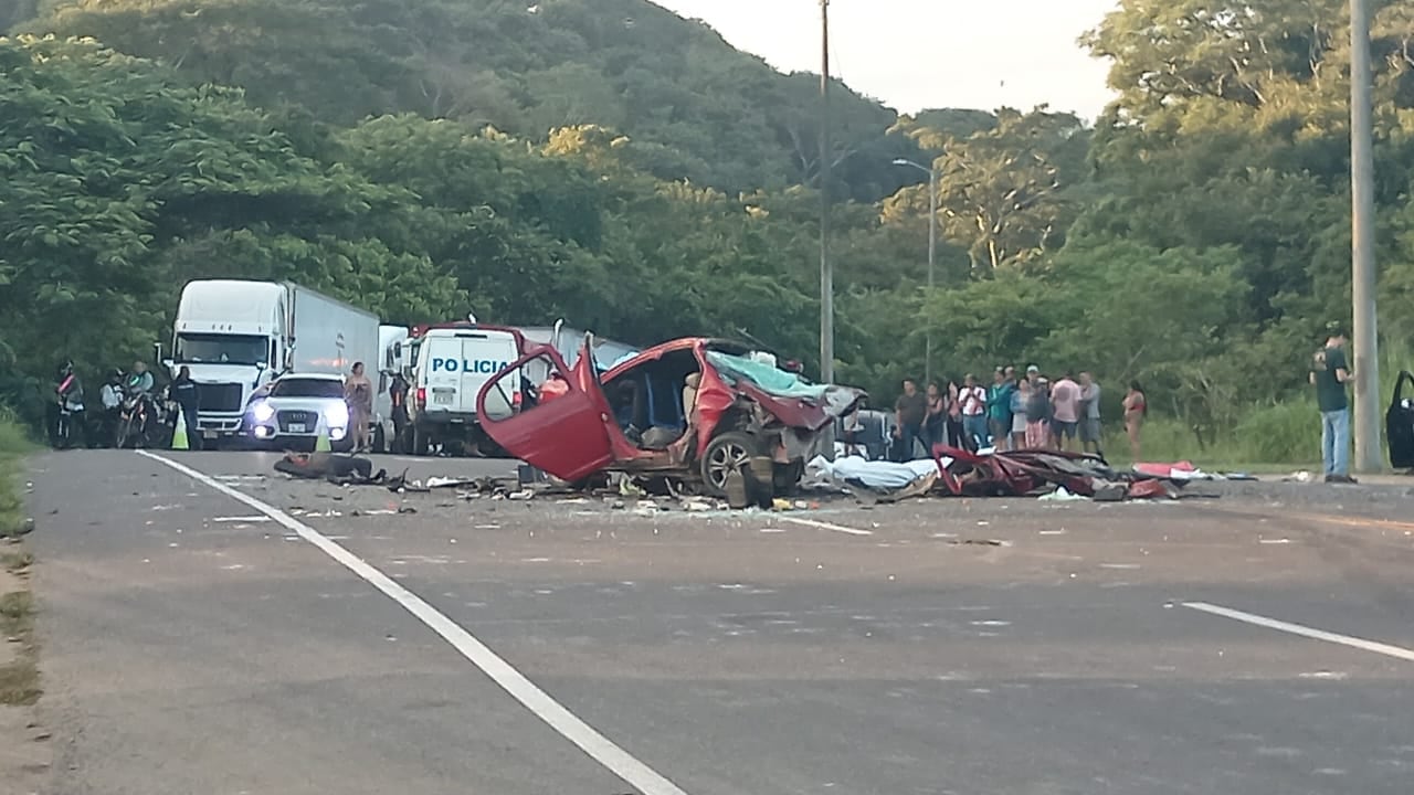 Un violento choque entre dos vehículos en Caldera, Esparza de Puntarenas dejó un fallecido y cinco personas heridas.