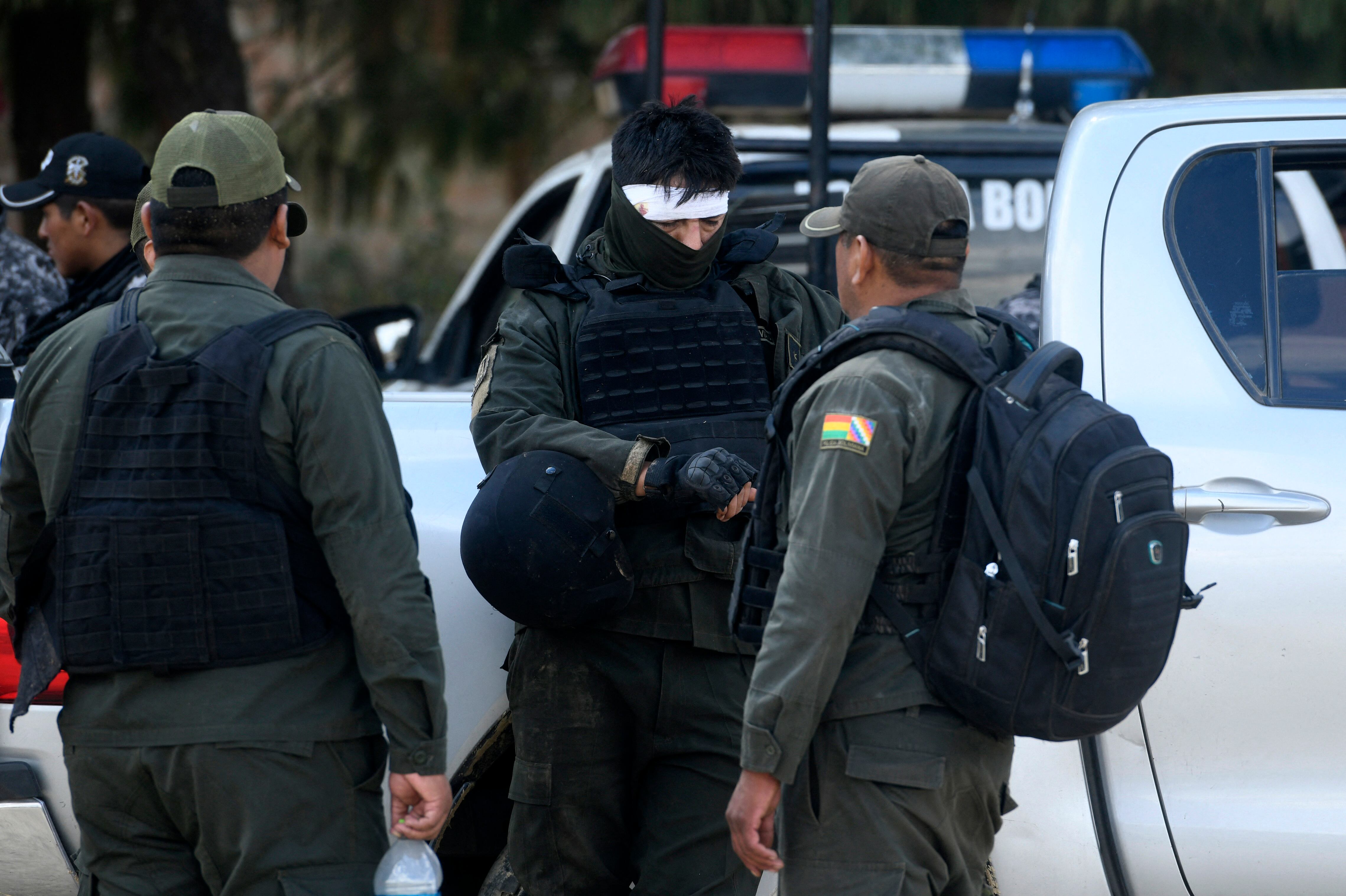 Un policía recibe atención médica en Samaipata, departamento de Santa Cruz, Bolivia, después de ser atacado por partidarios del expresidente boliviano Evo Morales mientras intentaba despejar las carreteras bloqueadas entre Santa Cruz y Cochabamba.
