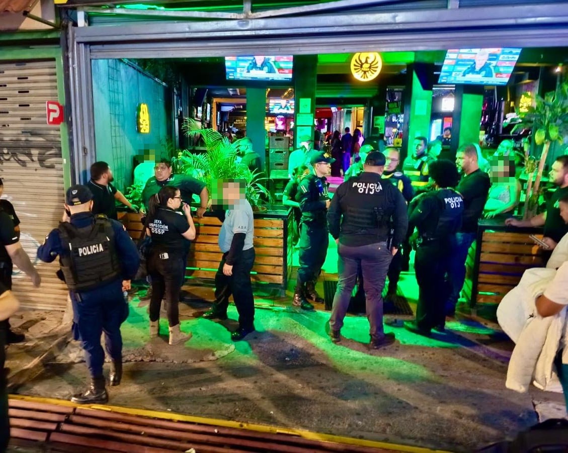Oficiales de la Fuerza Pública y de la Policía Municipal de San José intervinieron locales en La California durante el operativo de este sábado en la madrugada.