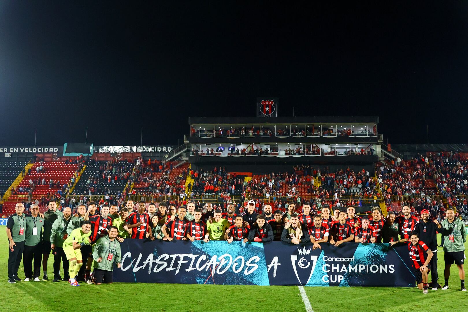 Liga Deportiva Alajuelense se tomó la fotografía que dicta el protocolo de la Confederación al conseguir la clasificación a la Copa de Campeones de Concacaf.